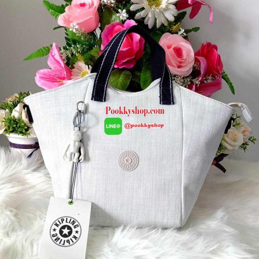 KILING NORI Handbag & Shoulder bag กระเป๋าถือหรือสะพายขนาดกลาง ทำจากวัสดุ ผ้า Nylonเคลือบ+Polyester น้ำหนักเบา จุดเด่นที่ช่องหลักมีขนาดใหญ่ พร้อมช่องซิปแยกย่อย สามารถใส่สัมภาระได้เยอะ มาพร้อมสายสะพายยาว สามารถปรับระดับได้ตามความต้องการ มีพวงกุญแจลิงห้อยตา