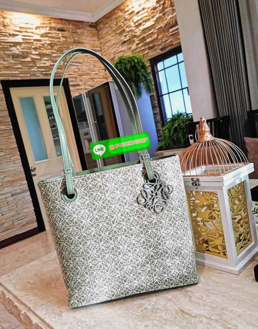 ✴️NEW ARRIVAL!✴️LOEWE ANAGRAM TOTE BAG VIP GIFT WITH PURCHASE GWP พรีเมี่ยมกิ๊ฟ Limited จาก LOEWE PERFUME DUTYFREE ไอเท็มใหม่! ดีไซน์สวยคงเอกลักษณ์ด้วยวัสดุ Anagram Canvas Jacquard Fabric ผสมผสานหนังแท้ Calfskin ลงตัวสุดคลาสสิค ขนาดกำลังดี น