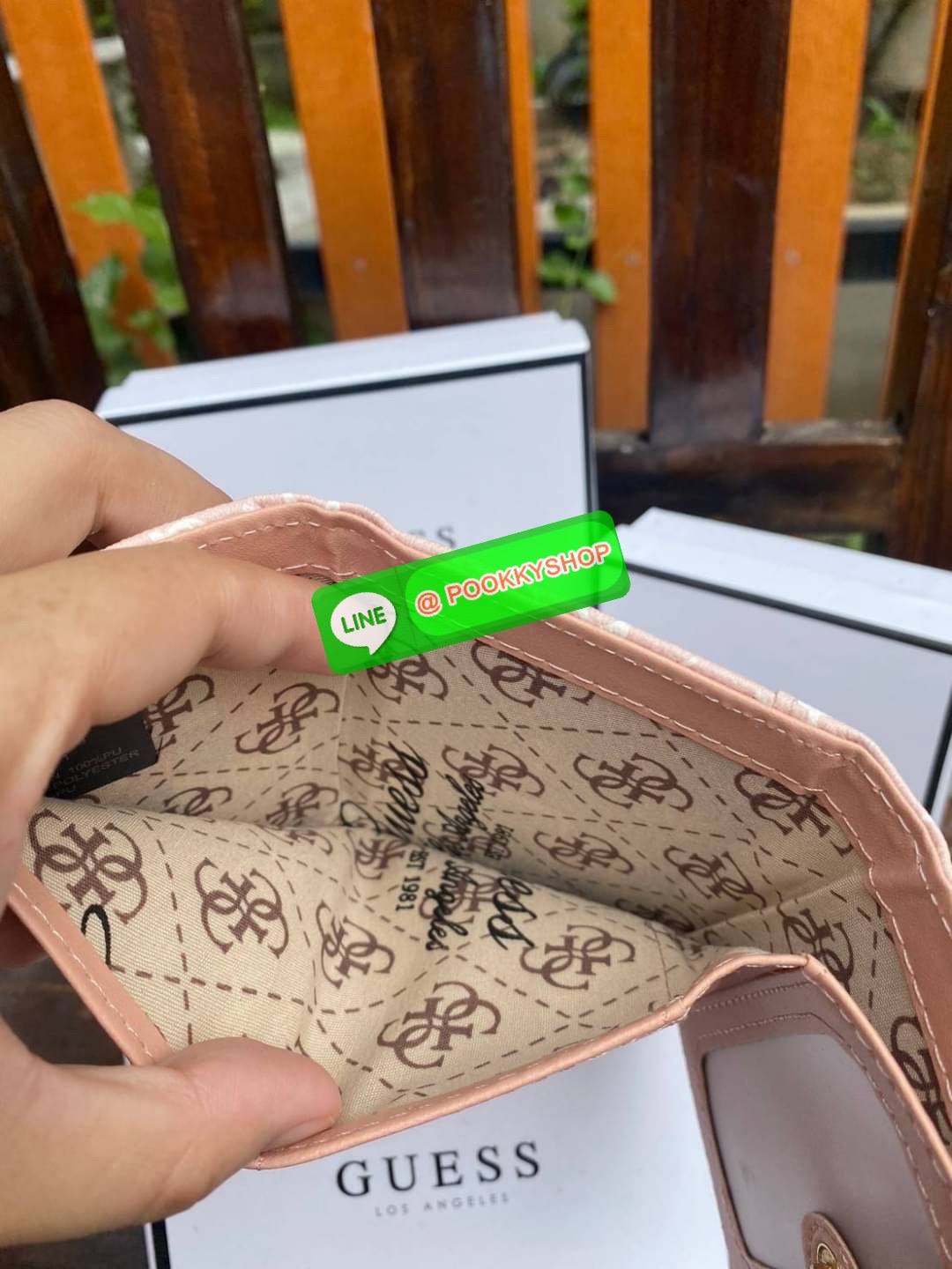 Guess กระเป๋าสตางค์ใบสั้น 3 พับ พร้อมกล่อง มีช่องใส่บัตร ใส่แบงค์พันได้ไม่ต้องพับ ข้างหน้าติดโลโก้แบรนด์อะไหล่ทอง สวย หรู ดูแพง ไปอีกจ้า
