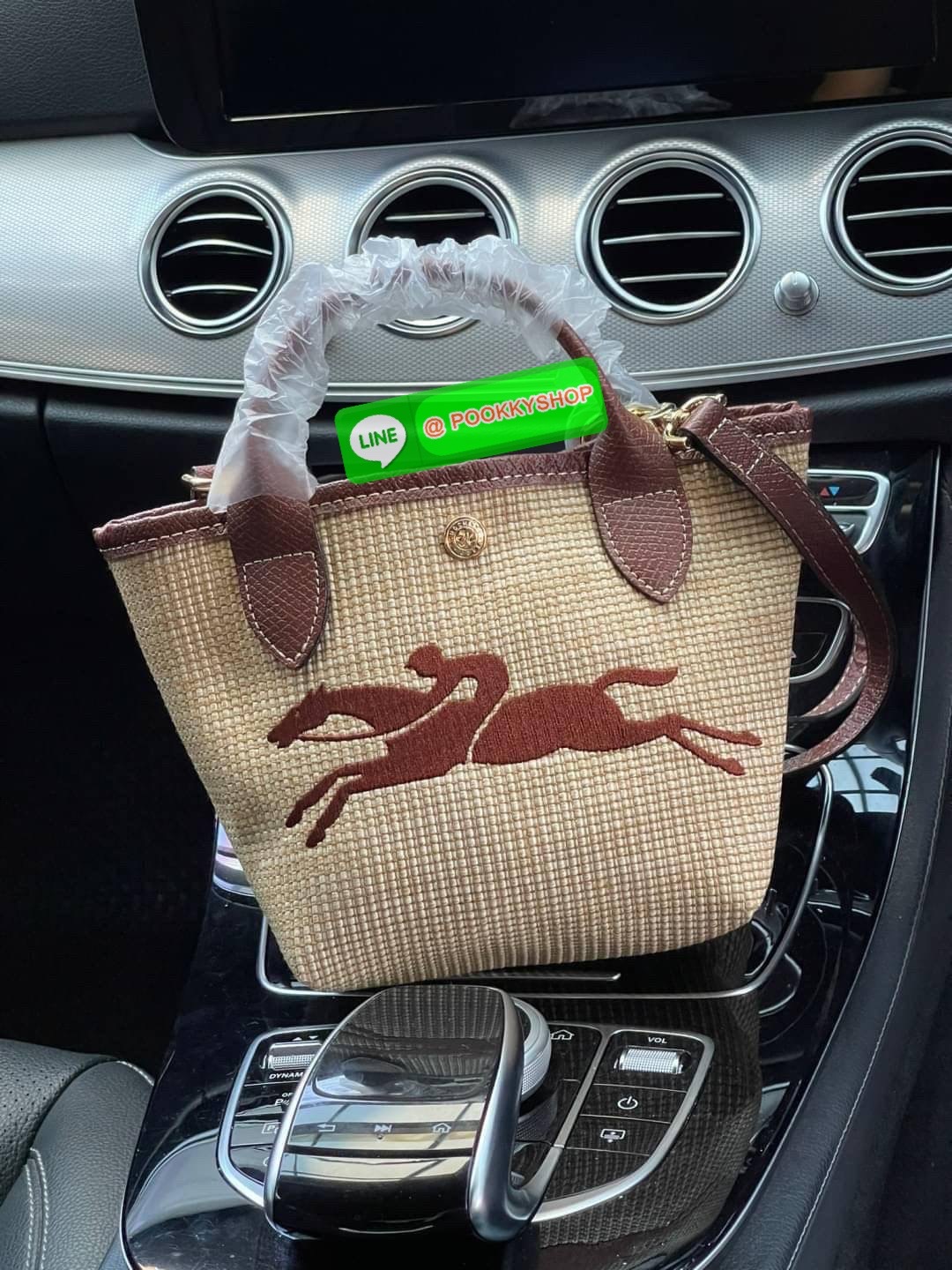 ðLONGCHAMP Le Pliage Paris - St Tropez Handtasche āļĢāļļāđāļāđāļŦāļĄāđāļāļēāļāđāļāļĢāļāļāđ āđāļāđāļāļāļĢāļ°āđāļāđāļēāļāļ·āļāļŦāļĢāļ·āļāļŠāļ°āļāļēāļĒ āļāļēāļāļŠāļēāļ raffia āļāļēāļāļāļĢāļ°āđāļāđāļēāļāļąāļāļāđāļ§āļĒāļŦāļāļąāļāļŠāļĩāļāđāļ§āļĒāļĨāļļāļāļāđāļŠāļļāļāđāļāđāļāļāļāđāļŦāļĨāđāļē Celebrities āļāļąāļāļāļĢāļ°āđāļāđāļēāļāļīāļāļāļīāļāļŠāļļāļāļŪāļīāļāļāļēāļ Longchamp āļāļĒāđāļēāļ Le Pliage Paille (āđāļĨāļ āļāļĨāļīāļĒāļēāļ āđāļāļĨāđ) āļĄāļĩāđāļĨāđ