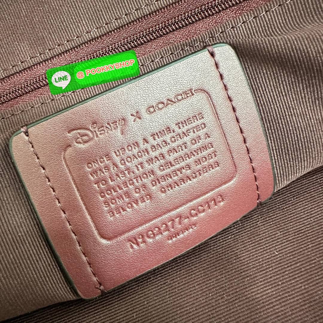 COACH DISNEY X COACH TRACK PACK IN SIGNATURE CANVAS WITH PATCHES (COACH CC113) กระเป๋าสะพายไหล่ และคาดอก ดีไซต์ทันสมัย สุดเท่ห์โดดเด่น ด้วยลวดลายตัวละครดิสนี่ย์ วัสดุหนังแคนวาสตัดขอบหนังแท้ เปิด-ปิดด้วยซิป ภายในกว้าง มีช่องเล็กๆหลายช่อง มีสายล็อคด้านหน้า