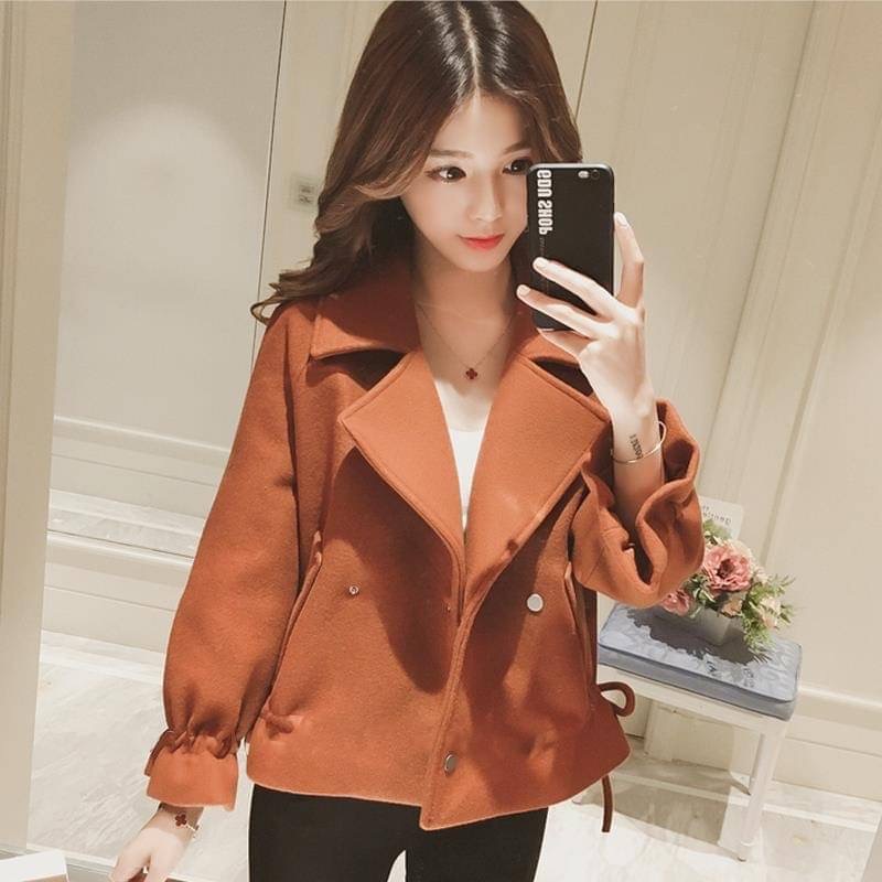 Detail เสื้อคลุมโค้ทตัวสั้น งานผ้าสักกะหลาดอย่างดี บุซับใน กระดุมสองแถว กระเป๋าสองข้างซุกมือได้ เสื้อหยิบคลุมใส่ได้ทั้งทริปแค่เปลี่ยนตัวในพกง่ายไม่หนาไม่หนัก พกติดกระเป๋าใส่เที่ยวใส่เดินทางกันนะคะ