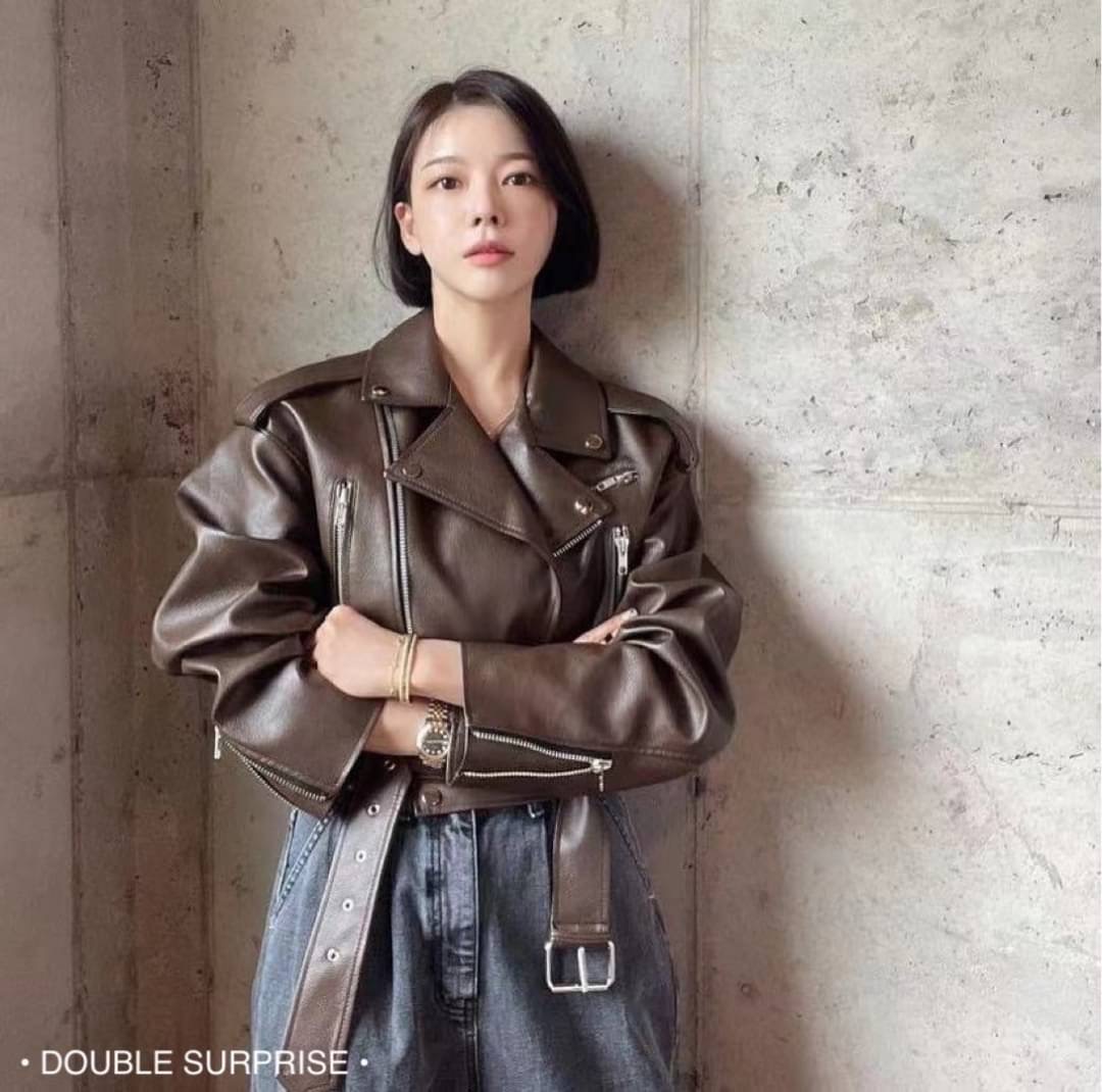 NEW ARRIVALS เสื้อJACKETหนัง คอปกทรงสวยเลยค่ะ งานติดซิปด้านหน้าและปลายแขน เจาะกระเป๋ารูดซิปได้ ชายเสื้อมีเข็มขัด งานมีซับในอย่างดี ใส่สวยทั้ง2สี น่ารักมากๆค่ะ (DOUBLE SURPRISE bydressmepls.)