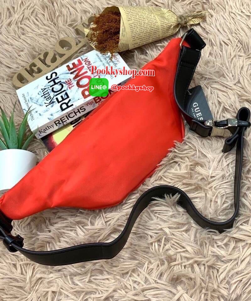 Guess Adjustable belt strap waist bag กระเป๋าทรงคาดอกคาดเอวทรงยอดฮิตแห่งปี ออกมาให้ยลโฉมอีกรุ่นด้วยการใช้งานที่ง่ายและคล่องตัว มีหัวซิปสามเหลี่ยมโลโก้แบรนด์เป็นสัญลักษณ์ ใส่โทรศัพท์มือถือได้ทุกรุ่น สายสะพายปรับได้ฟรีไซส์ สวยดูโฉบเฉี่ยวเอาใจวัยรุ่นเลยคร้า!