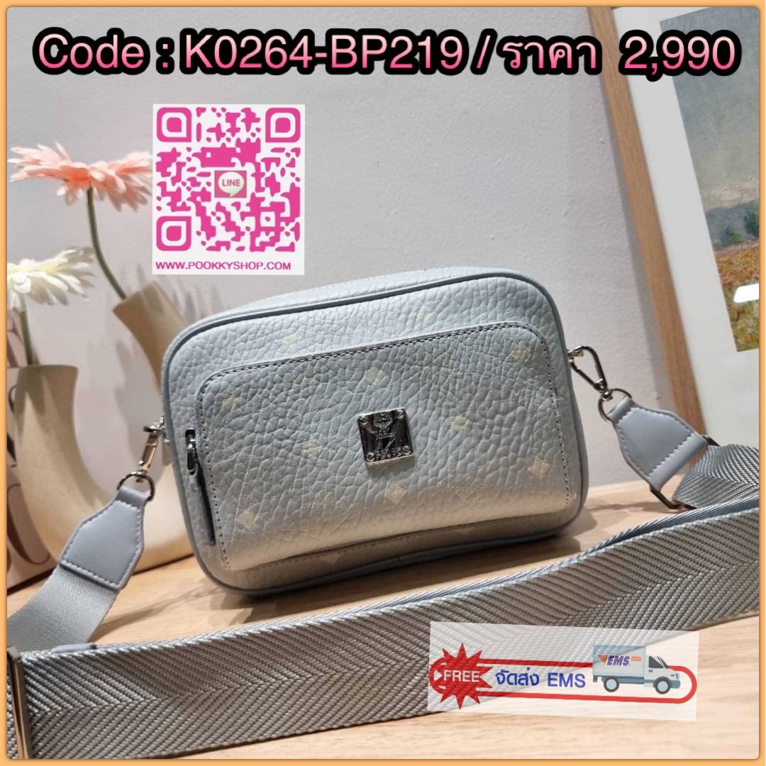 MCM KLASSIK CROSSBODY BAG สีใหม่ต้อนรับซีซั่นใหม่!! สาวกเอ็มซีเอ็มต้องมีน้า!! ใครๆเค้าก็สะพายกัน!! กระเป๋าสะพายข้างทรงครอสบอดี้ ที่ดาราใช้กันเพียบ!! รุ่นนี้หนุ่มๆสะพายหรือสาวๆก็สะพายได้น้า ขนาดกำลังดี วัสดุหนังแคนวาสคุณภาพดี มีช่องหลัก 2 ช่อง เปิด-ปิดด้วย