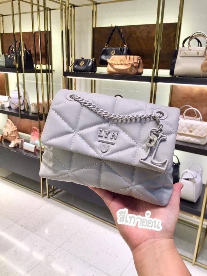 แท้ 💋 Outlet New! LYN TRINITY HANDBAG กระเป๋าสะพายข้าง/ครอสบอดี้ใบสวย วัสดุหนังเดินด้ายลายสามเหลี่ยมทั้งใบ พร้อมพวงกุญแจ(ถอดได้) เปิดปิดแบบกระดุมแม่เหล็ก ด้านในมีช่องซิปเล็ก 1 ช่อง รุ่นนี้สามารถใส่ iPhone plus และกระเป๋าเงินใบกลางได้ค่า สายยาวเป็น