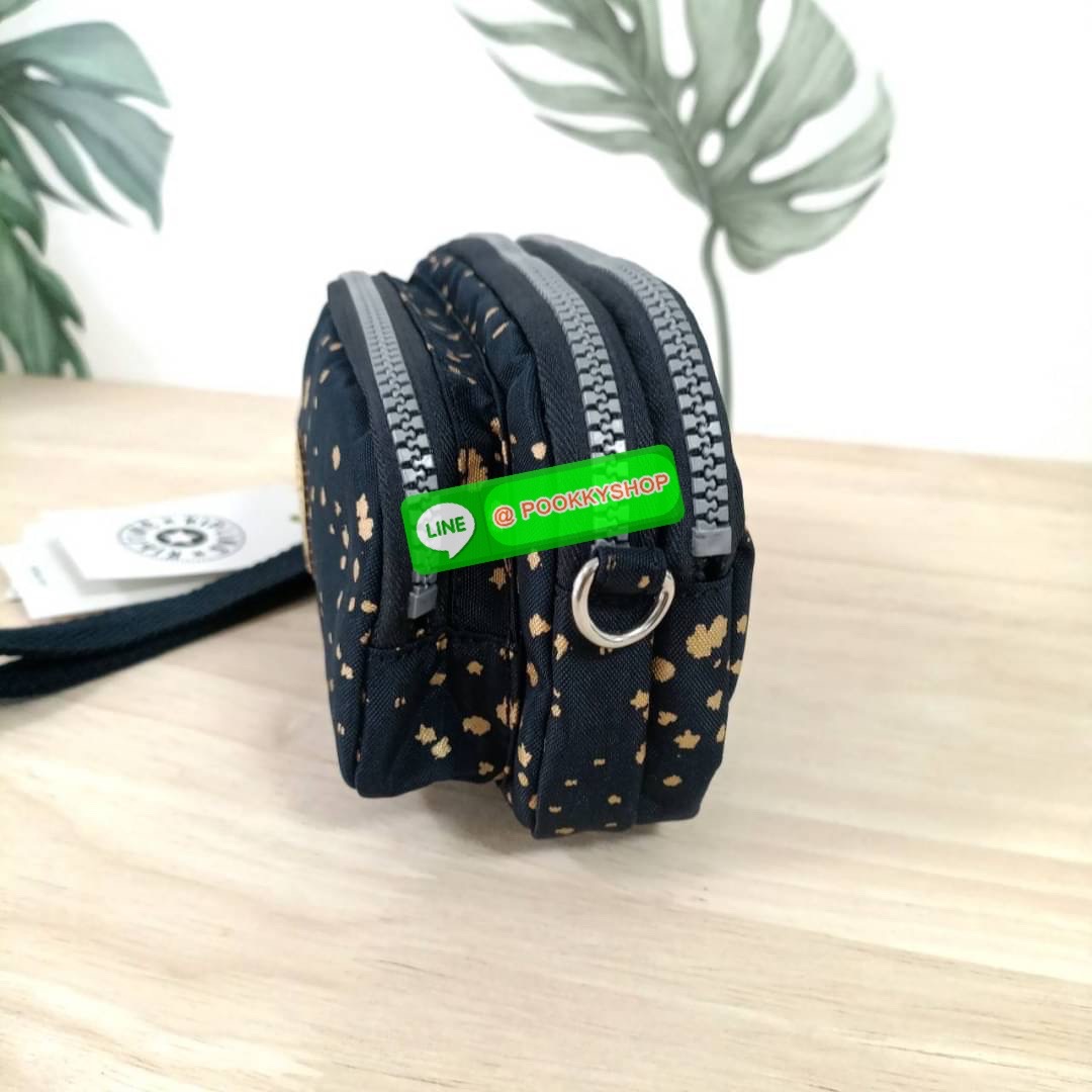 KIPLING Monkey program Seoul up clutch & sling bag รุ่น 2 ซิป (ขนาด 7 นิ้ว) กระเป๋าคล้องมือ หรือ สะพายข้าง ขนาดเล็ก วัสดุ Nylon & Polyester 100% ใช้งานได้ 2 รูปแบบ มีสายสลับเปลี่ยนได้ทั้งแบบคล้องมือ และ สะพายข้าง ตามโอกาสการใช้งาน