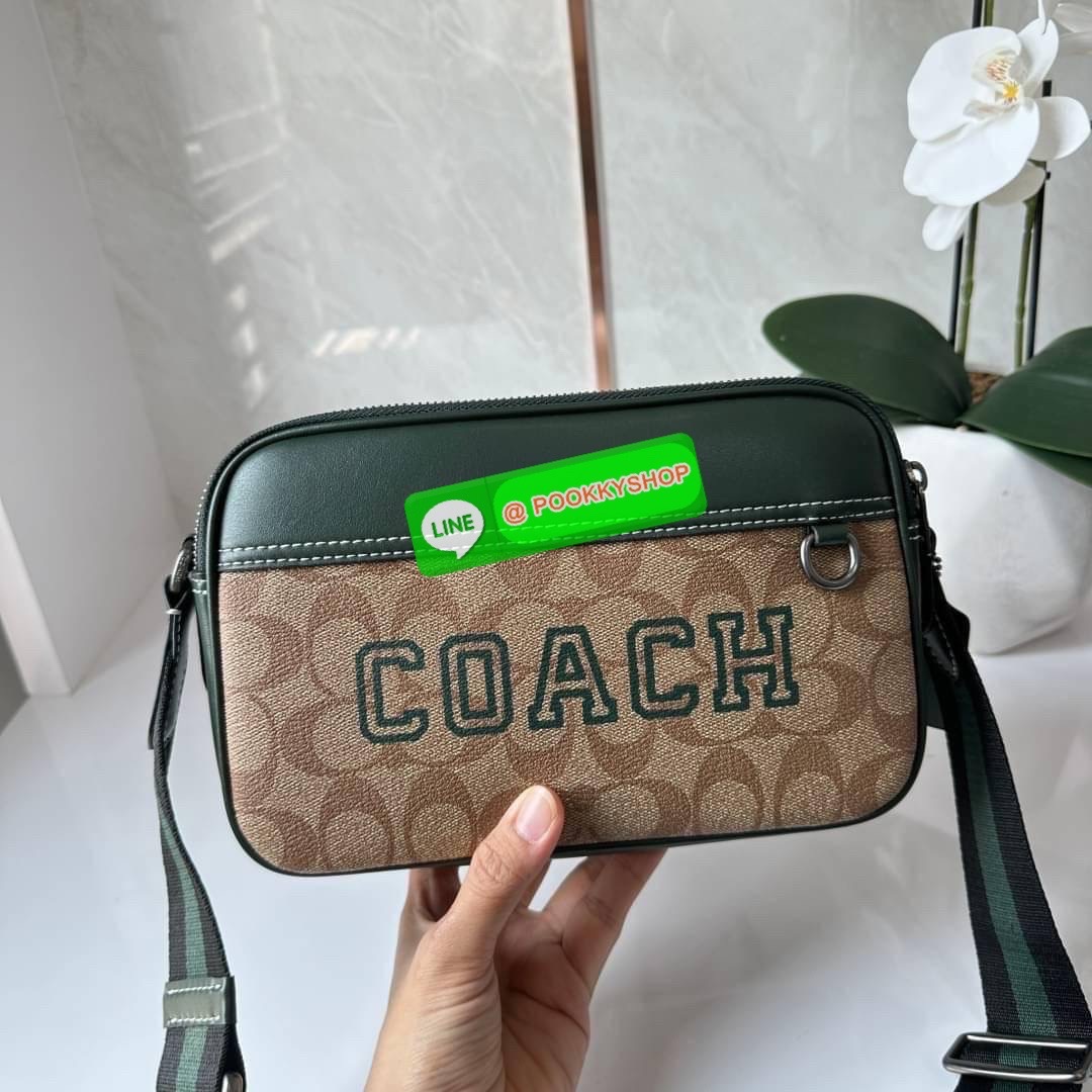 COACH GRAHAM CROSSBODY IN SIGNATURE CANVAS WITH VARSITY MOTIF STYLE (CE638) กระเป๋าสะพายข้างรุ่นUnisex สะพายได้ทั้งผู้ชายและผู้หญิง วัสดุแคนวาสสลับหนังแท้ เปิด-ปิดกระเป๋าแบบซิป มี2ช่องซิป และช่องด้านหลังอีก1ช่อง สายสะพายผ้า ปรับระดับได้ ใส่มือถือได้ทุกรุ่