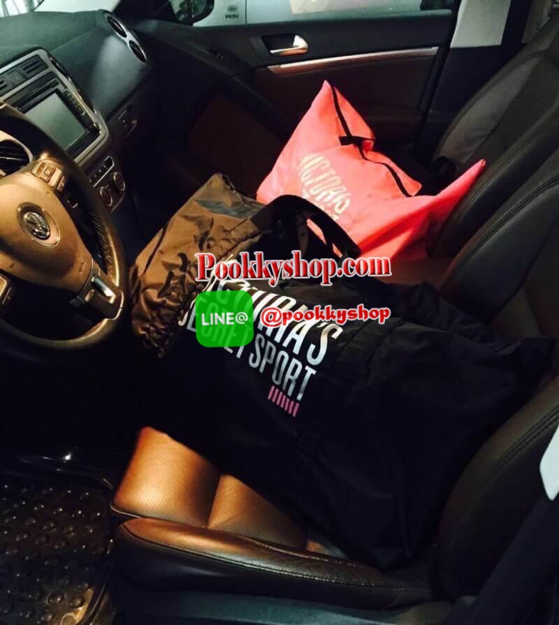 VICTORIA'S SECRET SPORT TOTE GYM BAG กระเป๋าถือเดินทางใบใหญ่สไตล์สปอร์ต วัสดุไนล่อนเนื้อดี ภายในกว้าง จุสัมภาระได้เยอะ น้ำหนักเบา ด้านหน้าและหัวซิปสกรีนโลโก้แบรนด์ เปิดปิดด้วยซิปเดียวสะดวกใช้งาน พกพาสะดวก ออกทริป เล่นยิม เล่นโยคะ สัมภาระเยอะแค่ไหนก็ห