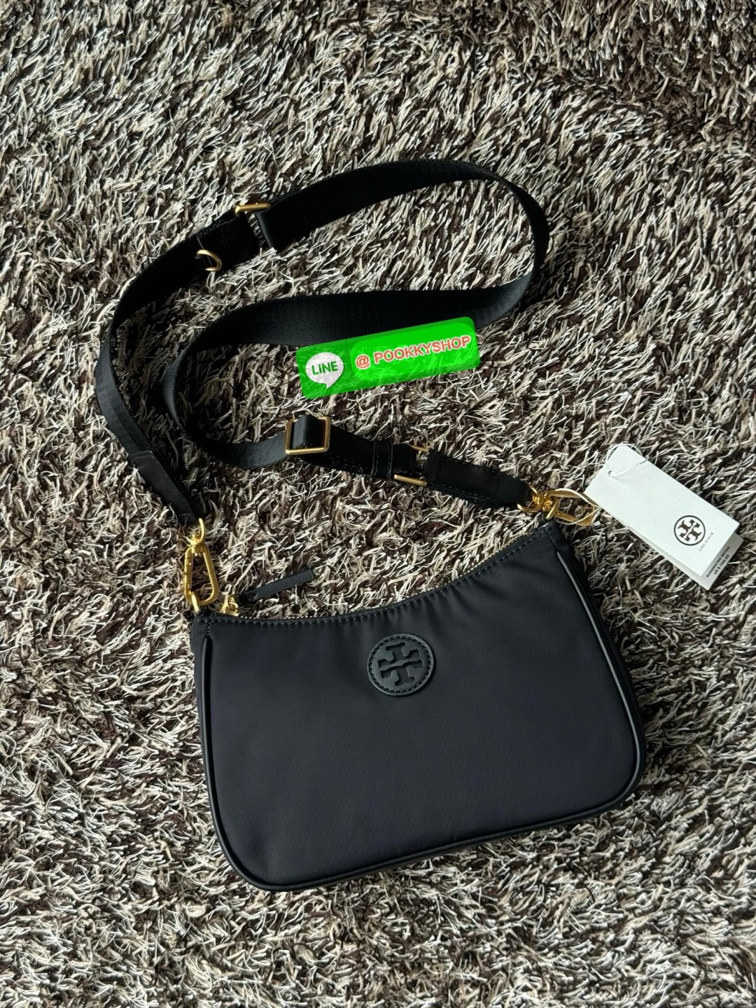 Tory burch nylon web mini hobo เป็นอีกหนึ่งตัวเลือกที่น่าสนใจสำหรับคนที่กำลังมองหากระเป๋าที่เน้นการใช้งาน ดีไซน์เรียบง่าย น้ำหนักเบา เน้นการใช้งานเป็นหลัก อีกทั้งยังมีสายสะพายแบบสปอร์ตช่วยคุณสะพายบนไหล่หรือครอสบอดี้ได้สะดวก ที่สำคัญ ผลิตจากผ้าไนลอนที่มีคว