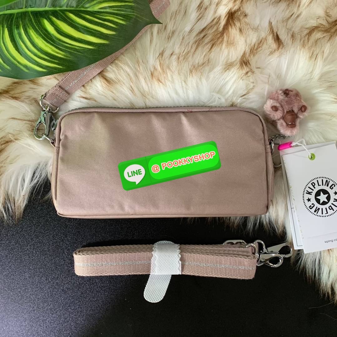 KIPLING 3 Monkey program Seoul up clutch & sling bag กระเป๋าคล้องมือ หรือ สะพายข้าง ขนาดเล็ก วัสดุ Nylon & Polyester 100% ใช้งานได้ 2 รูปแบบ มีสายสลับเปลี่ยนได้ทั้งแบบคล้องมือหรือสะพายข้าง เปิด-ปิดด้วยซิป ช่องหลักโล่ง มีช่องใส่บัตรด้านข้าง 6 ช่อง และช่องด