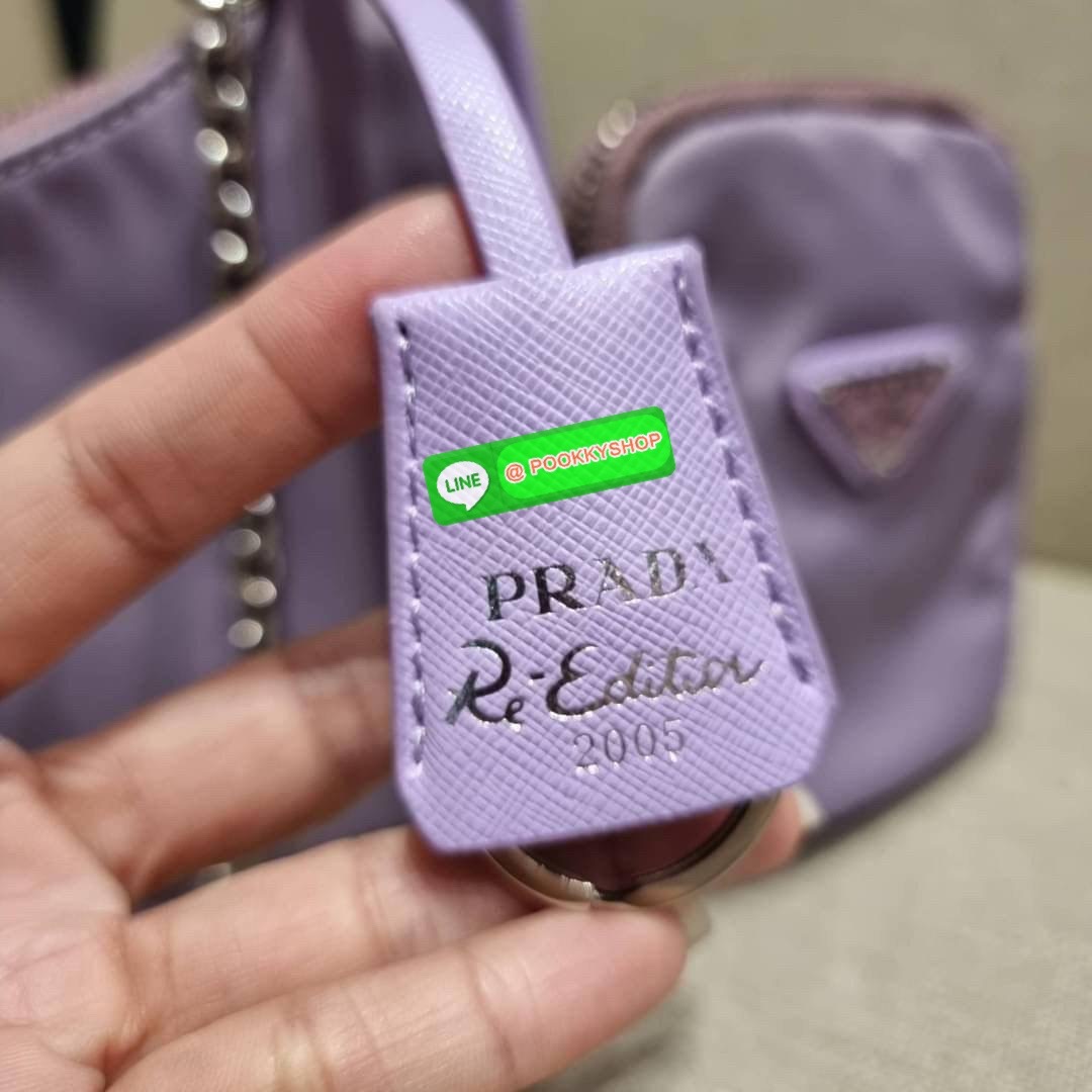 PRADA RE-EDITION 2005 RE-NYLON SHOULDER BAG ไอเท็มสุดปัง ที่ฮิตตลอดกาลไม่ว่าจะปีไหนๆ จัดให้ครบทั้งสีขายดีและสีใหม่ล่าสุด ที่สายคุณหนูห้ามพลาด!! กับกระเป๋าสะพายทรงคลาสสิค เหมาะเป็น everyday bag มากๆ วัสดุผ้าไนล่อนคุณภาพ พร้อมใบลูก ไว้ใส่เหรียญ ใส่กุญแจได้ส