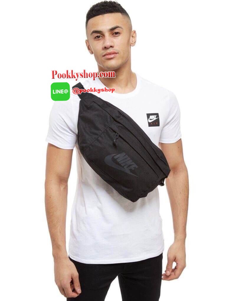 Brand : NIKE รุ่น TECH HIP PACK Detail : กระเป๋าขนาดพอเหมาะ คาดเอว สะพายข้าง หิ้วแบบชิวๆ เปิดปิดด้วยซิป 3 ช่อง (2 ช่องใหญ่ 1 ช่องเล็ก) โลโก้ด้านหน้า Nike เด่นชัด ภายในมีช่องใหญ่บนสุด มีช่องซิปเล็ดตาข่ายอีก 1 ช่อง บรรจุของได้จำนวนมาก ช่องเล็กด้านหน้าสามารถ