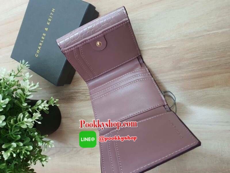 charleskeith Croc effect short wallet กระเป๋าสตางค์ใบสั้นมาด้วยลายหนังจรเข้ ด้านหน้าติดชื่อแบรนด์ รุ่นนี้เป็นแบบ 3 พับ ด้านหลังเป็นช่องใส่เหรียญ สวยสมคำร่ำลือมากๆ เลยจ้า มาครบ 5 สี จัดไปอย่างด่วนเลยจ้า