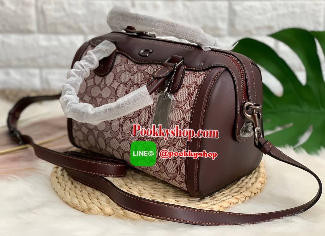 COACH IVIE BENNETT SATCHEL IN SIGNATURE JACQUARD BAG ✔️วัสดุผ้าJACQUARD +pvc ✔️ป้ายห้อยเป็นโลหะแบรนด์ ✔️เปิดปิดกระเป๋าแบบซิป ภายในใส่กระเป๋าสตางค์ใบยาวได้ ของอื่นๆจุค่ะรุ่นนี้ ✔️สายสะพายถอดออกได้ เลื่อนปรับระดับได้นะคะ