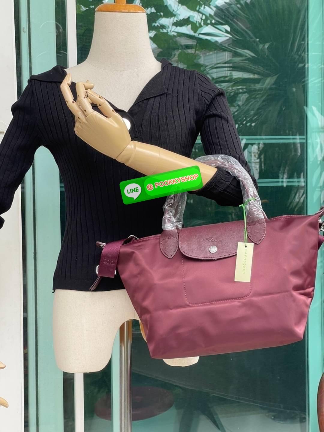 💕Longchamp LE PLIAGE NÉO TOP HANDLE BAG (small size) อีกหนึ่งรุ่นยอดนิยม ที่สาวๆ ต้องมีไว้เก็บไว้สักใบ กระเป๋าโท้ทใบนี้ มาพร้อมกับสีที่มีสไตล์เรียบง่าย มีสายสะพายยาวปรับสั้นยาวได้ช่วยให้คุณสามารถสะพายไหล่ได้อย่างสบาย ในตัวสายปักโลโก้อันเป็นสัญลักษ