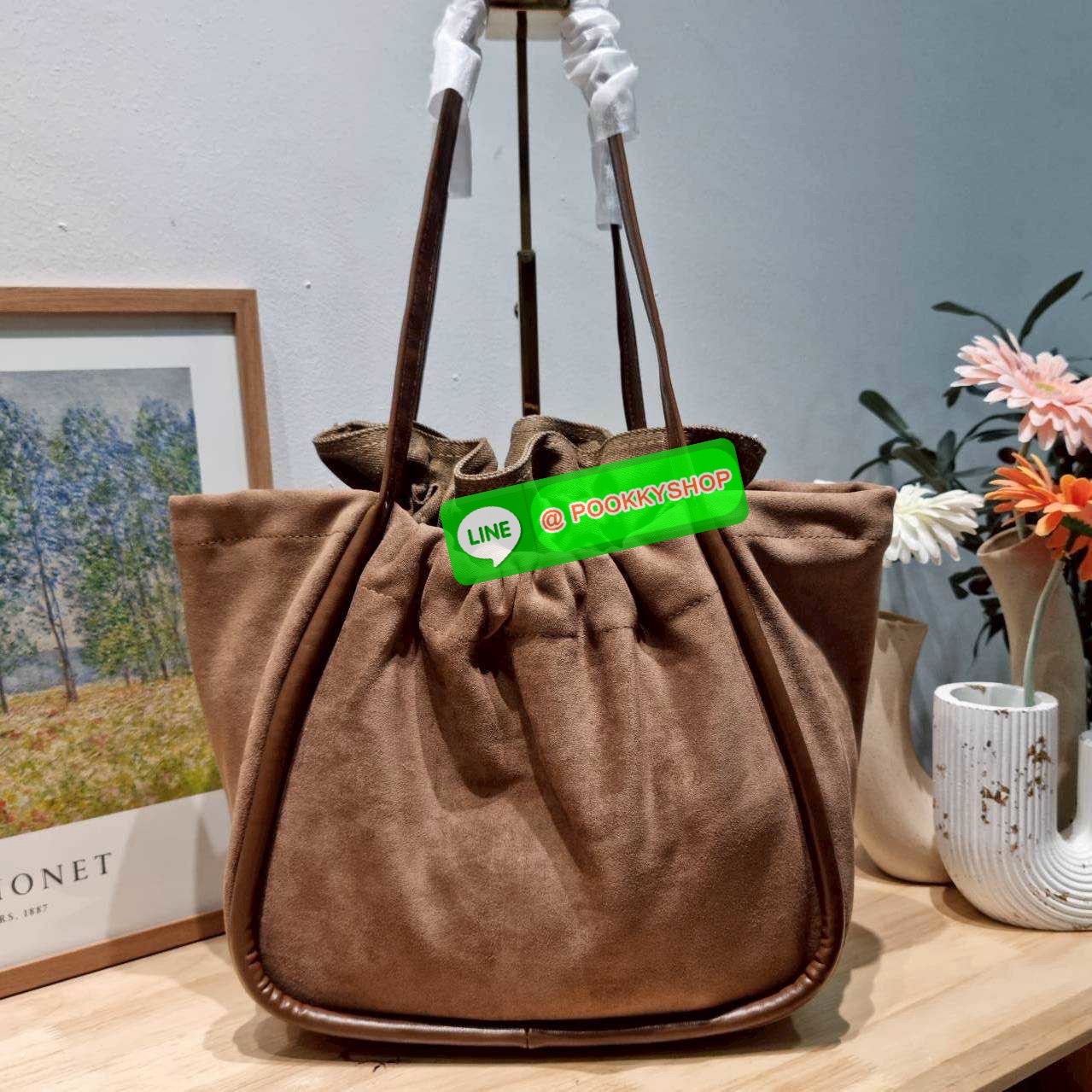 Merge a day bag (medium) 🔆 Details จะกี่รุ่นก็แรงไม่ไหว! กับกระเป๋าสะพายทรงสวย รุ่นผ้ากำมะหยี่ โทนสีน้ำตาลที่กำลังอินมากสำหรับปีนี้ รูปทรงยืดหยุ่น สามารถปรับปีกกระเป๋าเก็บทรงได้ สายสะพายคล้องไหล่ในตัว ภายในมีกระเป๋าผ้าซ้อนให้ ถอดออกได้ (มีอะไหล่เก