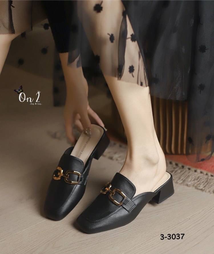 รองเท้าทรงคัชชูเปิดหลังหน้าประดับอะไหล่สไตล์แบรนด์ เสริมส้นสูง4ซม ใส่เดินง่าย งานทรงสวยใส่สบายค่ะใช้วัสดุเกรดดีสีดำอะไหล่ทองสวยหรูเข้ากับชุดง่าย