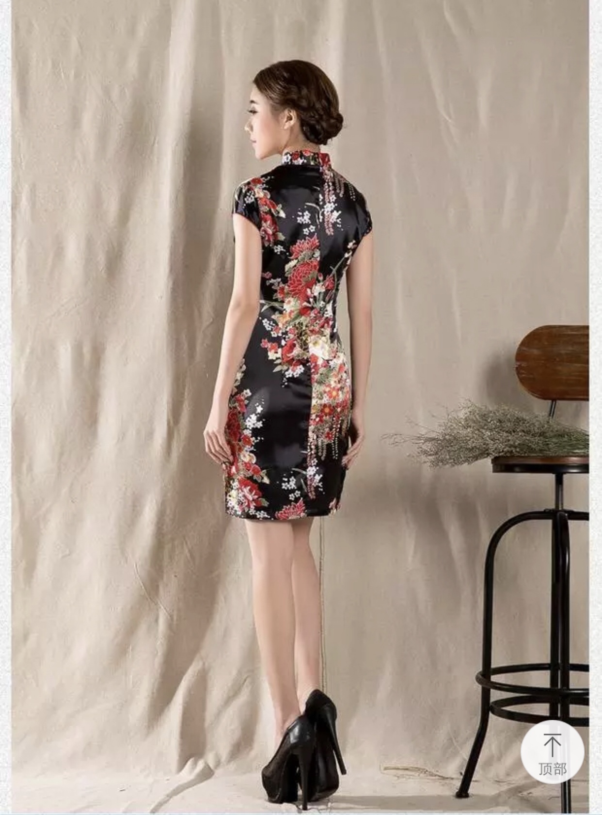 ชุดกี่เพ้าประยุกต์ ชุดกี่เพ้า สาวหมวยอินเตอร์ สีดำ ลายดอกไม้ แต่งแหวกข้าง