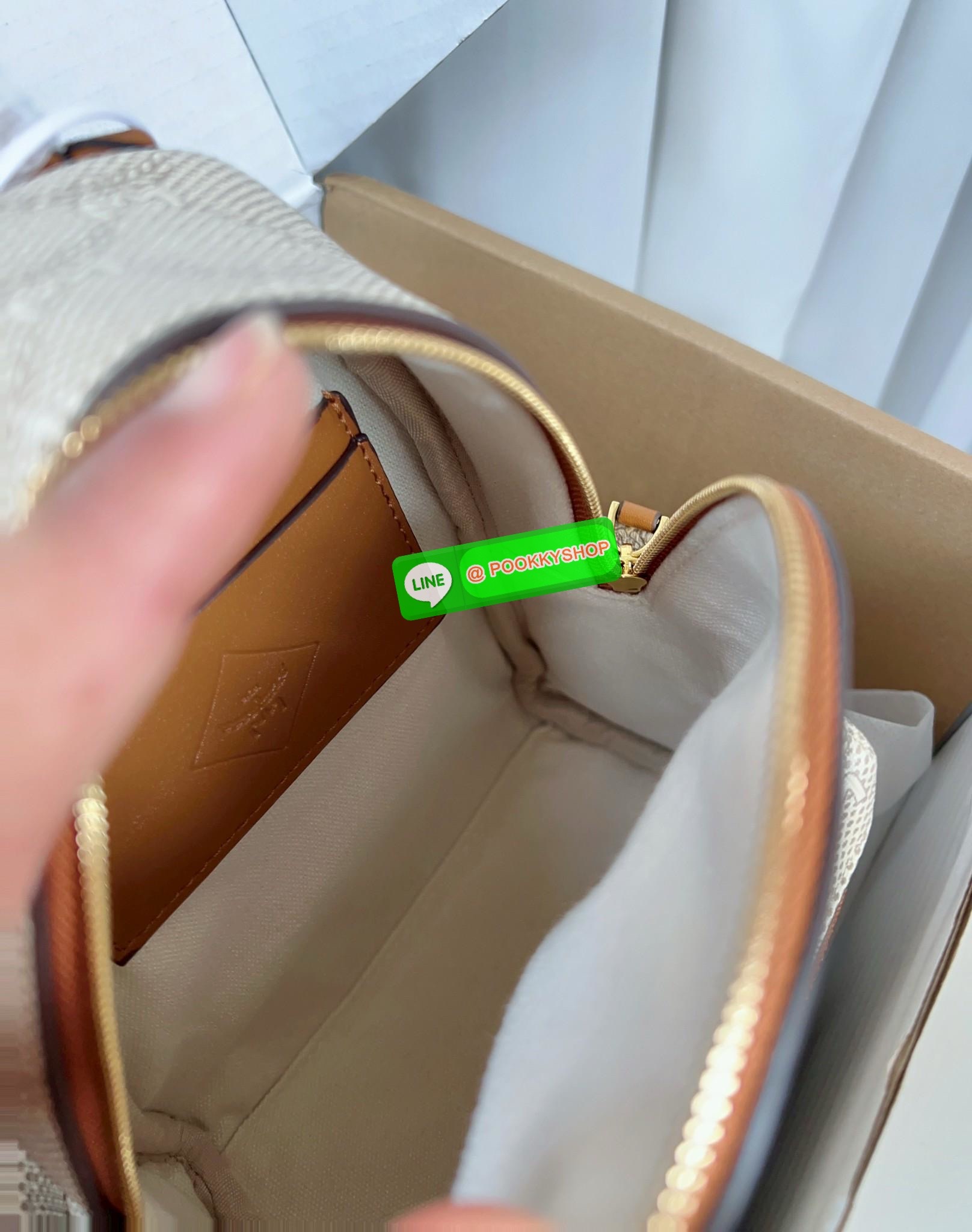 📸NEW NEW NEW!🎉🎉 เข้าแล้วสาวๆท่านใดรออยู่ จัดได้เลยค่าา อย่ารอช้าก่อนหมด! LAURETOS MCM STARK BACKPACK 📣พร้อมส่ง! บอกก่อนเลยน้องน่ารัก น่าใช้มากๆ พกพาติดตัวได้ตลอดเลยจริงๆค่า ใครมีแพลนเที่ยว ตปท.หน้าหนาวนี้จัดไปเลยค่าา สวยฉ่ำ