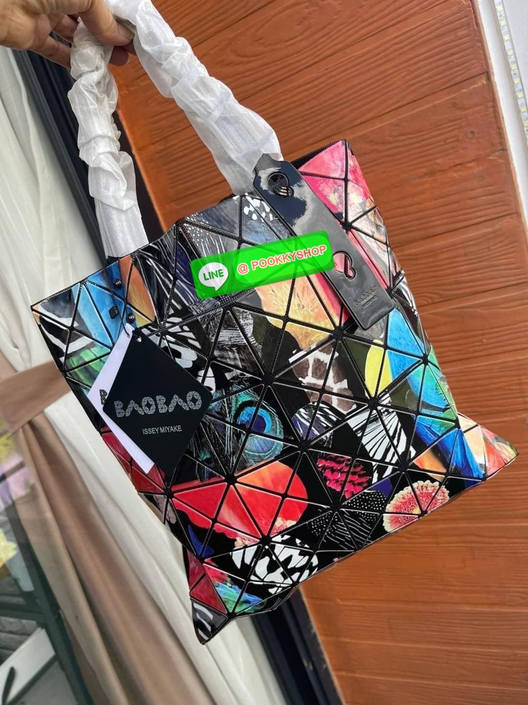 Baobao Issey Miyake Creature Geo Flat Tote Bag คอลเลคชั่นใหม่ล่าสุด ที่ผสมผสานแพทเทิร์นลวดลายใหม่อันน่าสนใจเอาไว้ เป็นซีรีส์ที่ถ่ายทอดถึงความงดงามของรูปทรงที่เคลื่อนไหวอย่างอิสระ ซึ่งถูกรังสรรค์ขึ้นตามห้วงอารมณ์อย่างไม่มีรูปแบบ ตำแหน่งการจัดวางแพทเทิร์นขอ