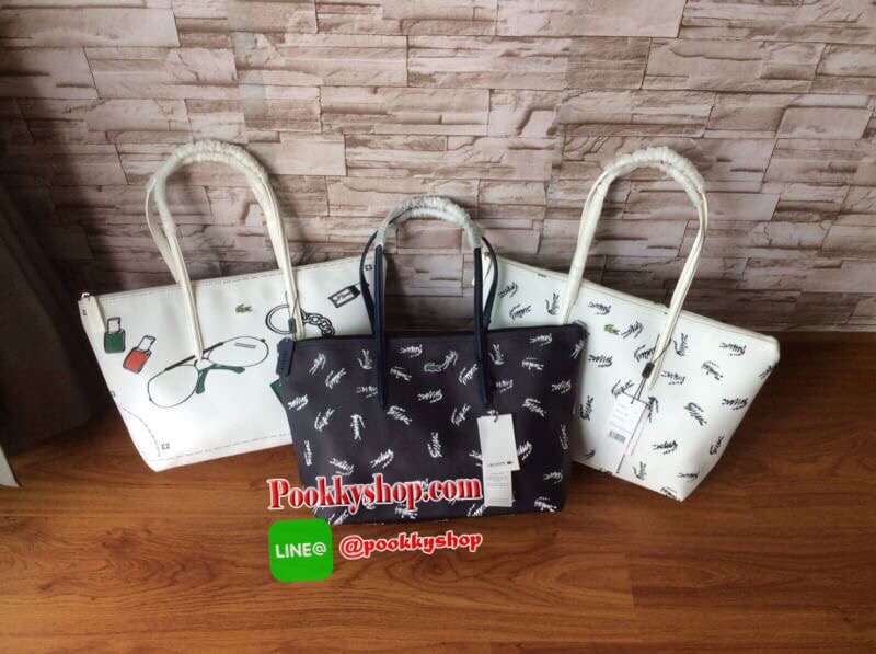 ลาคอส pu split cow leather bag รุ่นขายดีค่ะ!! กระเป๋าทรง shopping ลายกราฟฟิก ลายสดใส พร้อมส่งหลากสีรุ่นฮอตฮิตตลอดกาล แบบสวยคลาสสิค ใช้ได้ในทุกวัน ด้านหน้าประดับโลโก้จระเข้สัญลักษณ์แบรนด์ เปิดปิดกระเป๋าแบบซิป ที่จับหัวซิปปั้แบรนด์ ภายในกว้างใส่ของจุ มีช่