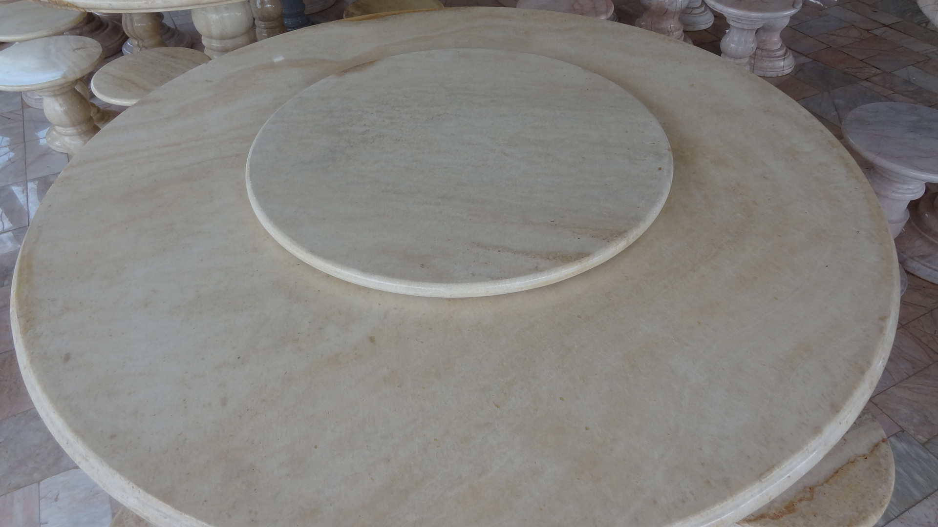 โต๊ะหินอ่อนสีน้ำผึ้งทอง ขนาด 140 เซนติเมตร เก้าอี้ 6 ตัว โต๊ะสูง 80 เซนติเมตร