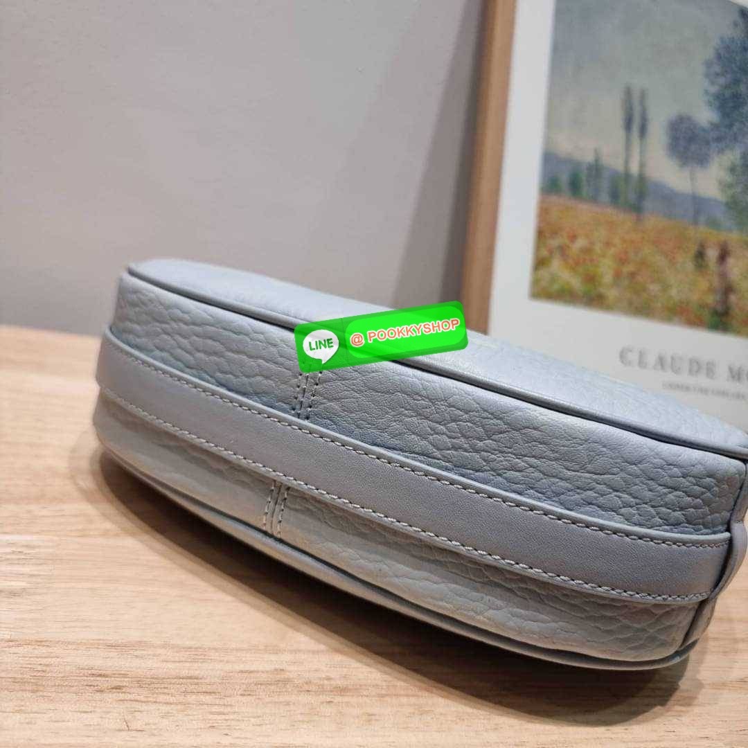MCM AREN CRESCENT HOBO IN VISETOS ใหม่ล่าสุดก่อนใคร สวยได้ไม่ต้องรอ กับคอลใหม่ลุคลูกคุณ รูปทรง half moon ยอดฮิต ตอบโจทย์ได้ทุกลุค ทุกไลฟ์สไตล์ ใช้งานได้ง่ายคล่องตัว กับกระเป๋าสะพายข้าง ที่มาพร้อมสายโซ่คล้องด้านหน้า และสายหนังครอสบอดี้ ปรับเปลี่ยนการใช้งาน