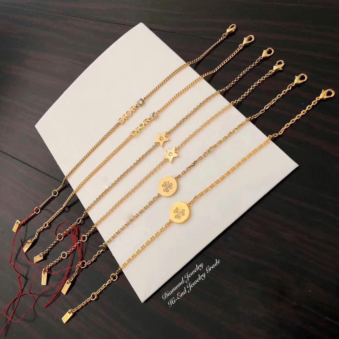 Super Hi-End Quality !!!!! ((งาน 1:1 เหมือนแท้ที่สุดในท้องตลาด)) Dior Bracelet เซตสร้อยข้อมือดิออ คอลล่าสุดค่ะงานอย่างใส่ออกมาน่ารักมากๆค่ะ มีแสตม Dior สวยเป๊ะ งานสวยๆจาก Dior สาวกดิออพลาดไม่ได้เลยนะคะ ใส่ได้ตลอดไม่มีตกยุคคร๊าา อะไหล่สีทองเงา หรูหรา สาวๆห