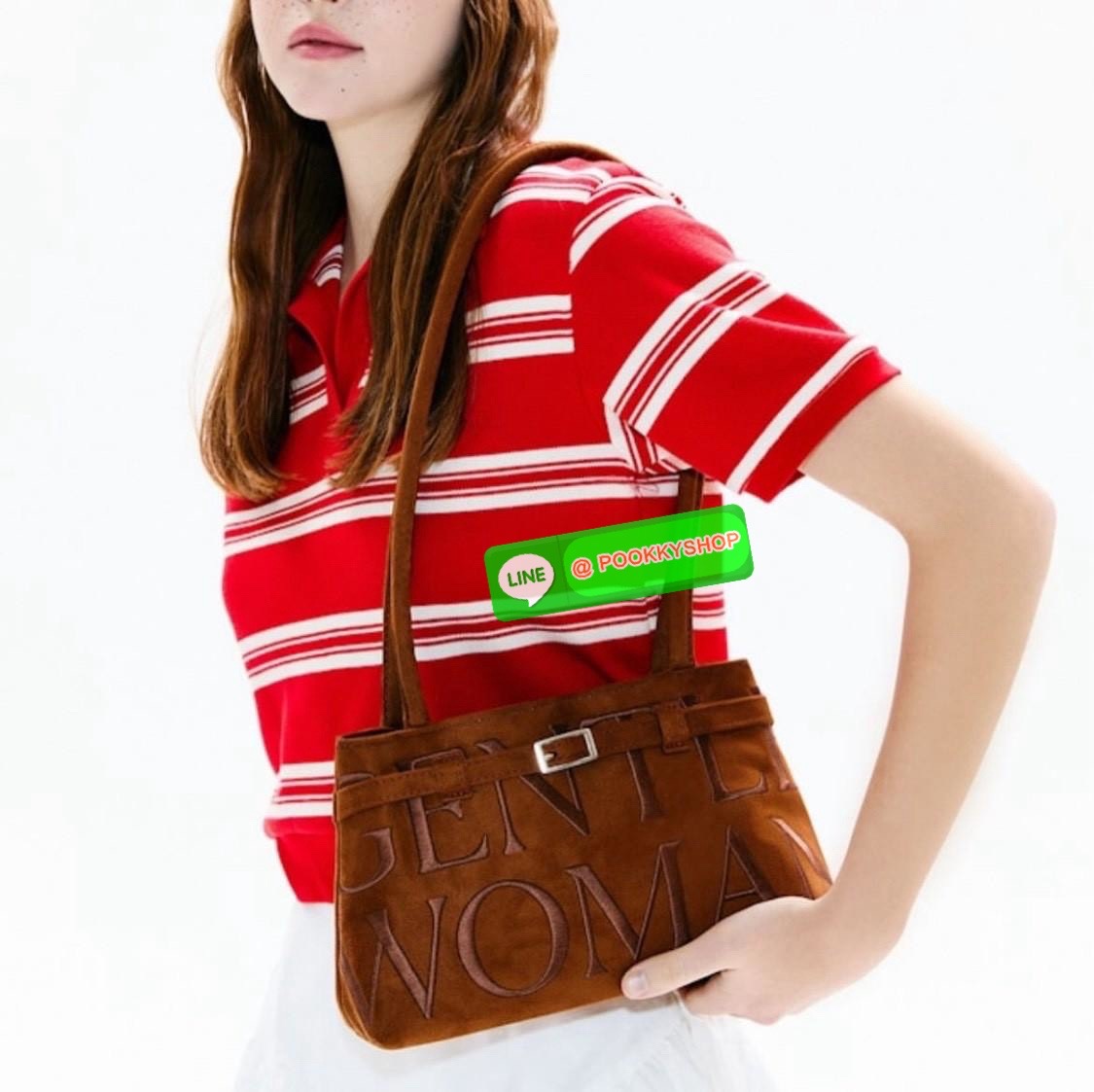 GENTLEWOMAN SUEDE BALLERINA BAG 🔖กระเป๋า Ballerina Bag ในวัสดุหนังกลับ (suede edition) พร้อมโลโก้ปักสีเดียวและรายละเอียดหัวเข็มขัด ทำให้ดูเก๋มีสไตล์โดดเด่น 🔖วัสดุ: หนังกลับ 🔖เปิด-ปิดแบบสแน๊บแม่เหล็ก ภายช่องโล่งกว้างจุของได้เยอะ