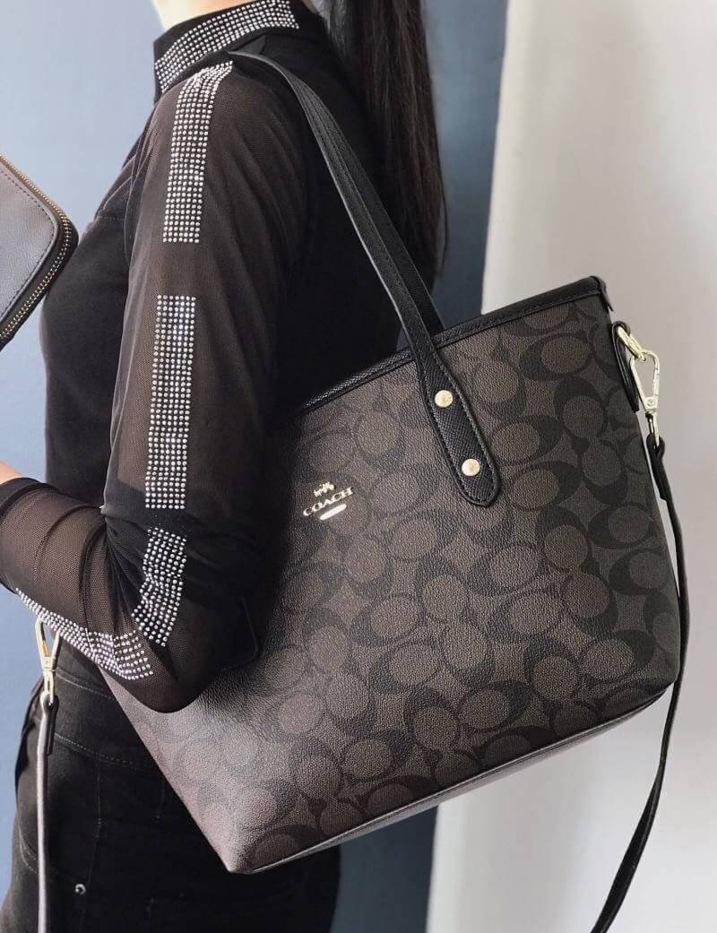 (hot)🔥🔥 Coach ทรงช้อปปิ้ง เกรดท็อปมิลเลอร์ กระเป๋าถือ สะพายข้าง งานวัสดุเกรดมิลเลอร์ทั้งใบ งานปั้ม เป๊ะทุกจุด ติดโลโก้ Coach ถุงผ้าปั้มเเบร์น coach มีใบเล็ก มีสายยาวปรับได้ ขนาดสวย รุ่นนี้ขายไวมากจ้า
