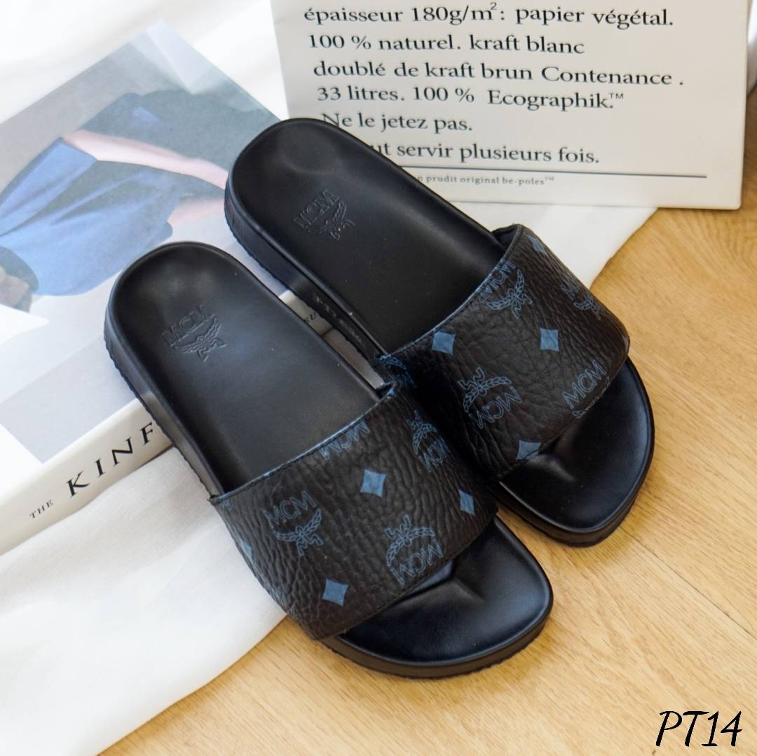 พร้อมส่ง งาน m cm สวยมาก พื้นรองเท้าเพื่อสุขภาพ รองรับน้ำหนักได้ดี ตัวสวมทำจากหนังPuแท้ นิ่ม สกรีน ลายชัดๆ ด้านในเสริมนวมนิ่ม ซับกำมะหยี่อีกชั้น พื้นมีกันลื่นในตัว ราคาเบาๆ คุณภาพ คุ้มมากๆ ใส่สวยมาก สาวหน้าเท้ากว้าง ใส่ได้ค๊า