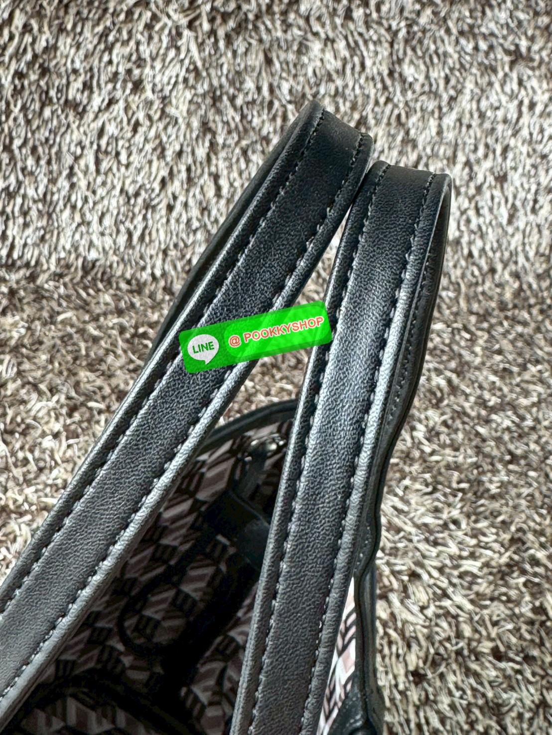 Mcm Liz Reversible Shopper in Visetos ขึ้นชื่อว่าเป็นกระเป๋าช็อปเปอร์ แน่นอนว่า จะต้องเหมาะสำหรับสาว ๆ ที่ชอบพกสัมภาระเยอะ ซึ่งรุ่นนี้ไม่ใช่แค่เพียงให้พื้นที่จุของกว้างขวางเท่านั้น แต่ยังออกแบบดีไซน์และรูปทรงให้มีความยืดหยุ่น มีหูรูดด้านข้างที่สามารถปรับร