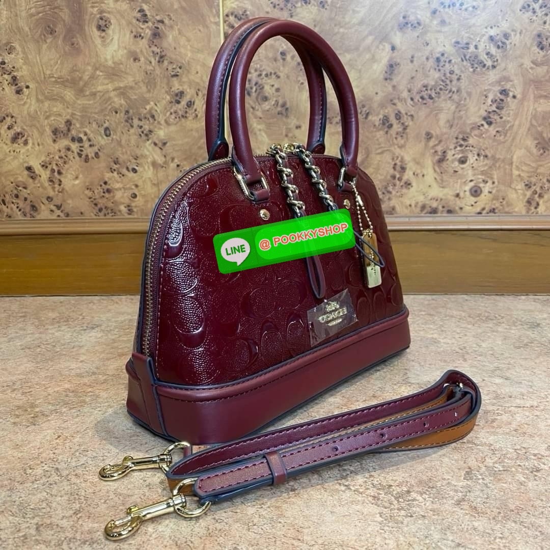 Coach MINI SIERRA SATCHEL IN SIGNATURE DEBOSSED PATENT LEATHER (COACH F55450) หนังกรวดและหนังสิทธิบัตร ด้านในมีซิปและกระเป๋าเอนกประสงค์ ปิดด้วยซิป ซับในด้วยผ้า หูหิ้วพร้อมสายสะพายยาว 3 1/2" สายสะพายถอดได้ขนาด 21 1/2" สำหรับสะพายไหล่หรือสะพายครอส