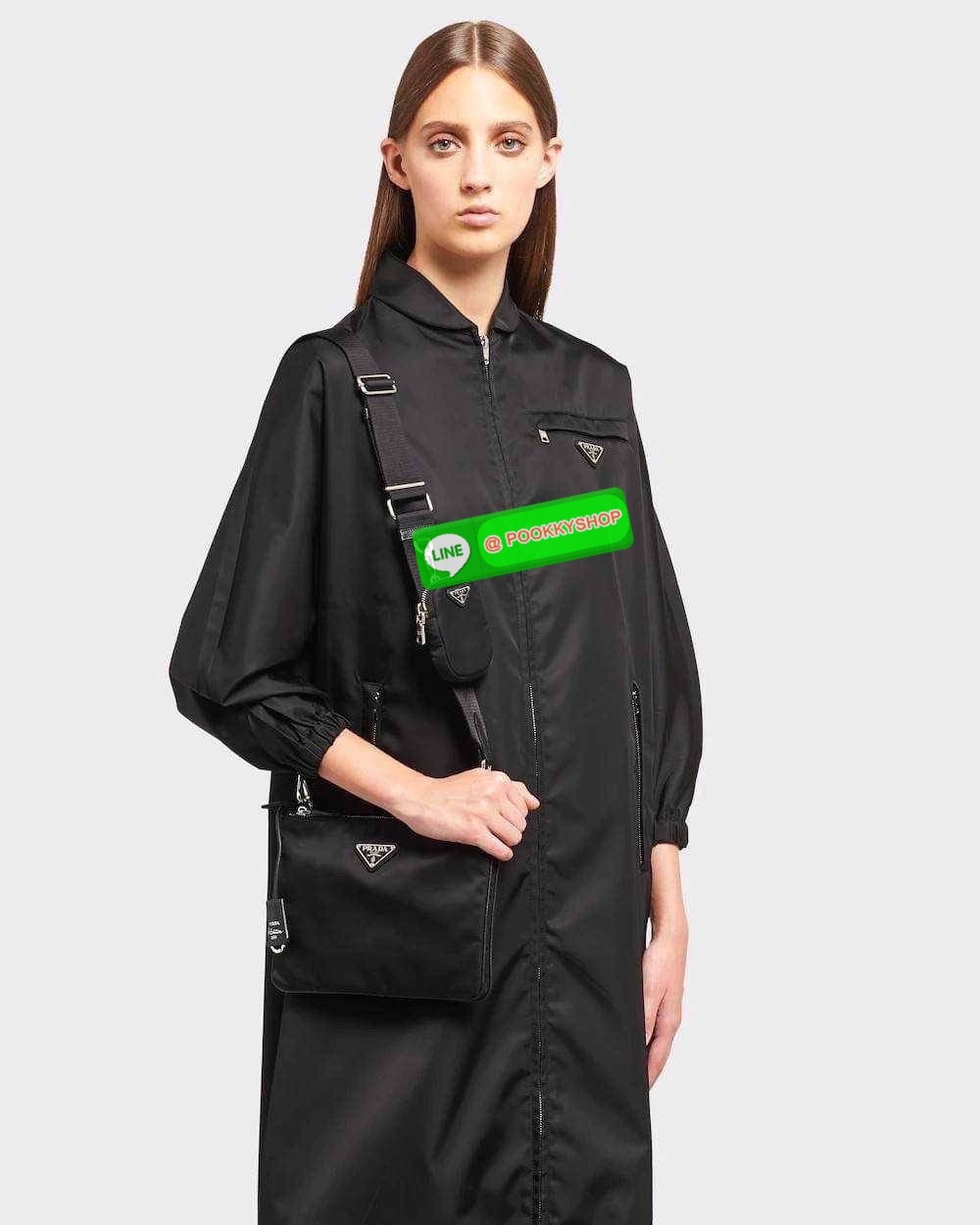 PRADA RE-EDITION 2000 RE-NYLON SHOULDER BAG ไอเท็มสุดโปรด unisex กระเป๋าสะพายข้าง ดีไซน์เรียบง่าย แต่มีความหรูในตัว รูปทรงพกพาสะดวก หยิบใช้ได้ในทุกๆวัน อีกหนึ่งคอลเลคชั่นขายดี วัสดุผ้าไนล่อนคุณภาพ พร้อมใบลูก ไว้ใส่เหรียญ ใส่กุญแจได้สารพัด เปิด-ปิดด้วยซิปห