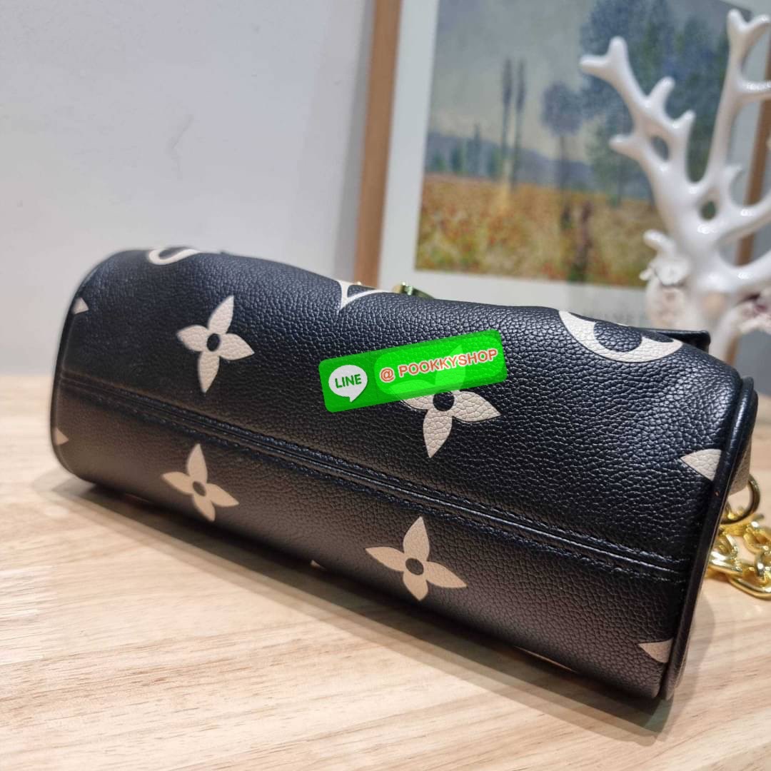 New in กระเป๋าสะพายคอลใหม่ล่าสุด สวยหรู ดูแพง ดีไซน์รูปทรงออกมาให้ใช้งานได้ง่าย เปิด-ปิดด้วยอะไหล่แม่เหล็ก ภายในโล่งกว้าง ใส่ของสำคัญได้ครบ มาพร้อมสายสะพายถึง 2 แบบ สายโซ่สะพายไหล่อัพความหรู และสายหนังที่ปรับยาวสั้นได้ สะพายข้างชิลๆก็ดูดี จัดให้พร้อมเสิร์