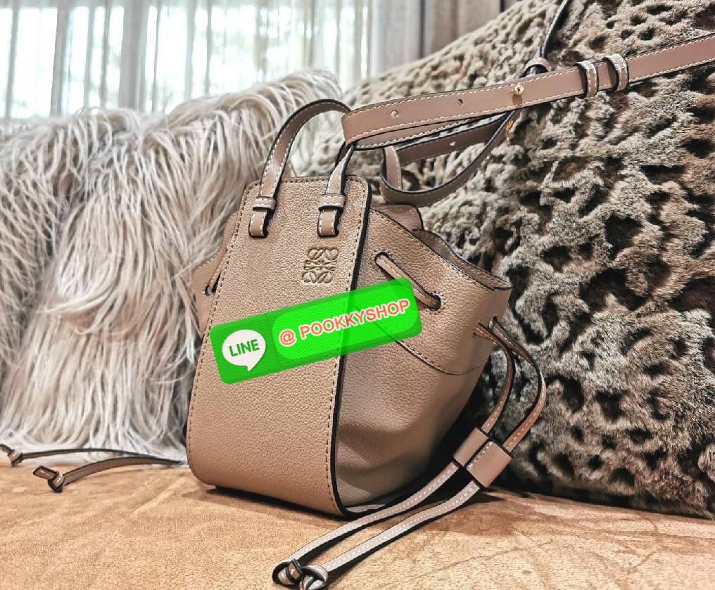 ✴️ห้ามพลาด!✴️LOEWE HANDLE & SHOULDER BAG GIFT WITH PURCHASE (GWP) กระเป๋าถือหรือสะพายหนังแท้พรีเมี่ยมกิ๊ฟ Limited จาก LOEWE PERFUME DUTYFREE รุ่น Rare items สุดๆวัสดุหนังแท้ Calfskin หนังสวยดีไซน์คงเอกลักษณ์แบรนด์ สามารถปรับใช้ได้หลายทรงด้าน