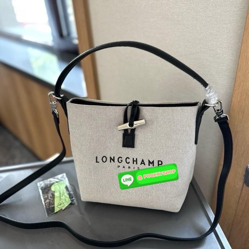 พร้อมส่งที่ไทยอีกครั้ง Longchamp Roseau Bucket Bag S กระเป๋ารุ่นถังไซส์มินิ ที่ขายดีที่สุดในตอนนี้ ตัวกระเป๋าทำจากผ้าแคนวาสเนื้อดี คาดด้วยหนังสีดำ ใบนี้เปิดปิดด้วยตัวคาดยึดด้วยอะไหล่สีเงิน ด้านในใส่ไอแพดมินิ กระเป๋าสตางค์ยาวได้ พร้อมกับหนังรองฐาน สามารถวา