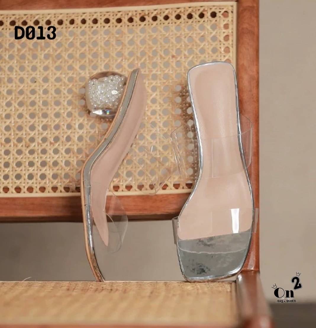 รองเท้าส้นสูงส้นแก้วกลมด้านในประดับมุก ด้านหน้าสวมpvc ใสคาดคู่ งานนิ่มใส่สบายไม่บาดเท้าค่ะ ทรงสวยดูดีใส่เข้ากับชุดได้ง่ายมี2สีให้เลือกค่ะ