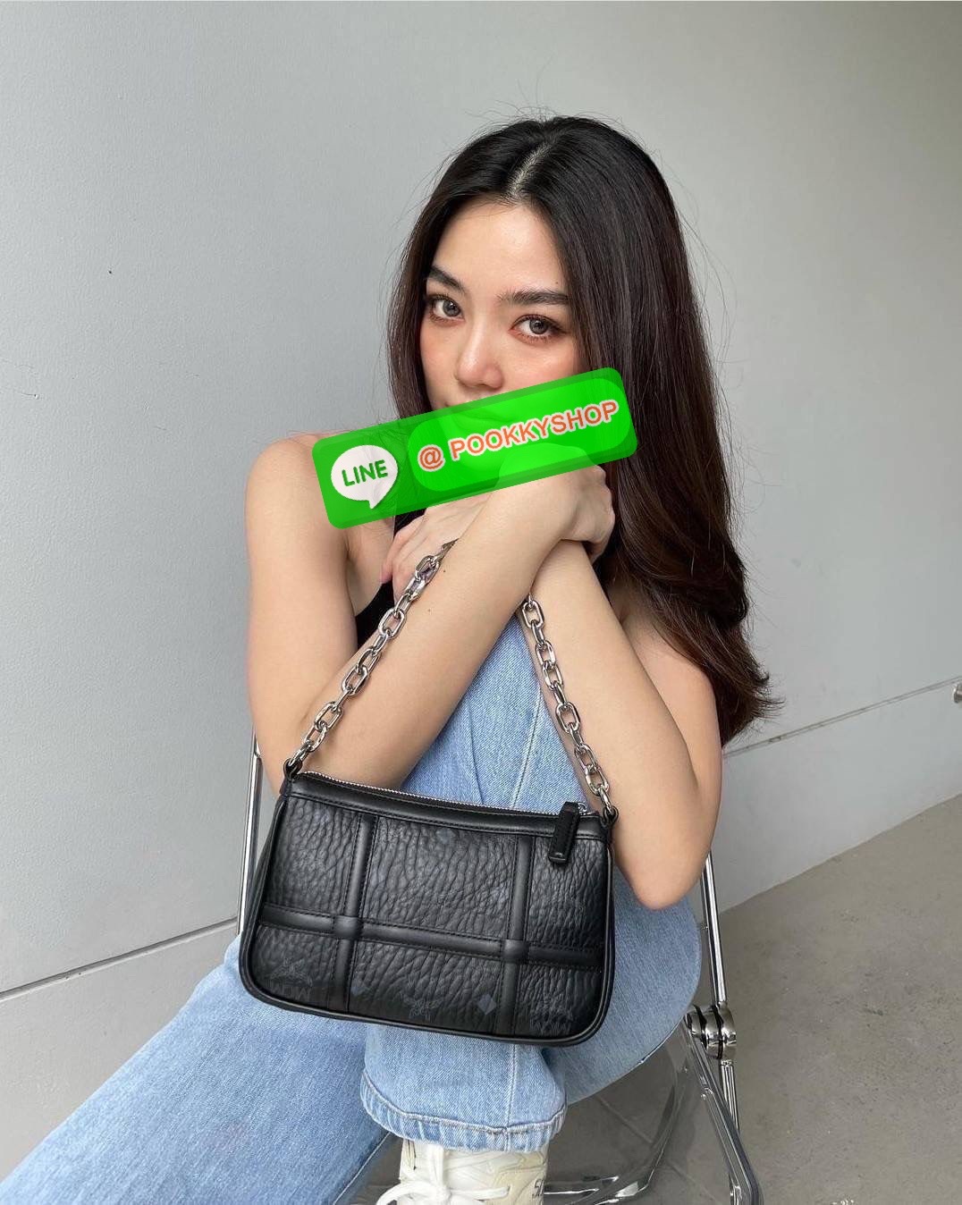MCM MINI DELMY SHOULDER BAG จัดหนักจัดเต็ม!! ที่สุดของรุ่นที่ฮอตหนักมาก คอลเลคชั่นที่ยอดขายดีตั้งแต่วันแรกที่ลง shop ด้วยรูปทรงที่กะทัดรัด ตอบโจทย์ได้ทุกลุค ทุกไลฟ์สไตล์ ใช้งานได้ง่ายคล่องตัว กระเป๋าสะพายทรงพอช ที่มาพร้อมสายโซ่คล้องด้านหน้า และสายหนังครอส