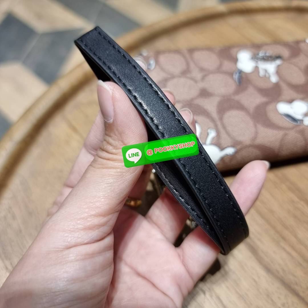 COACH C4596 COACH x PEANUT ACCORDION ZIP WALLET IN SIGNATURE CANVAS WITH SNOOPY PRINT คอลเลคชั่นใหม่ล่าสุด 2IN1 ไปอีก กระเป๋าสตางค์กึ่งคล้องมือ ลายสนูปพี น่ารักน่าใช้ สีคลาสสิค ใช้ได้ตลอดกาลไม่มีตกเทรนด์ วัสดุหนังแคนวาสเคลือบลาย มาพร้อมสายคล้องมือ ถอดออกไ