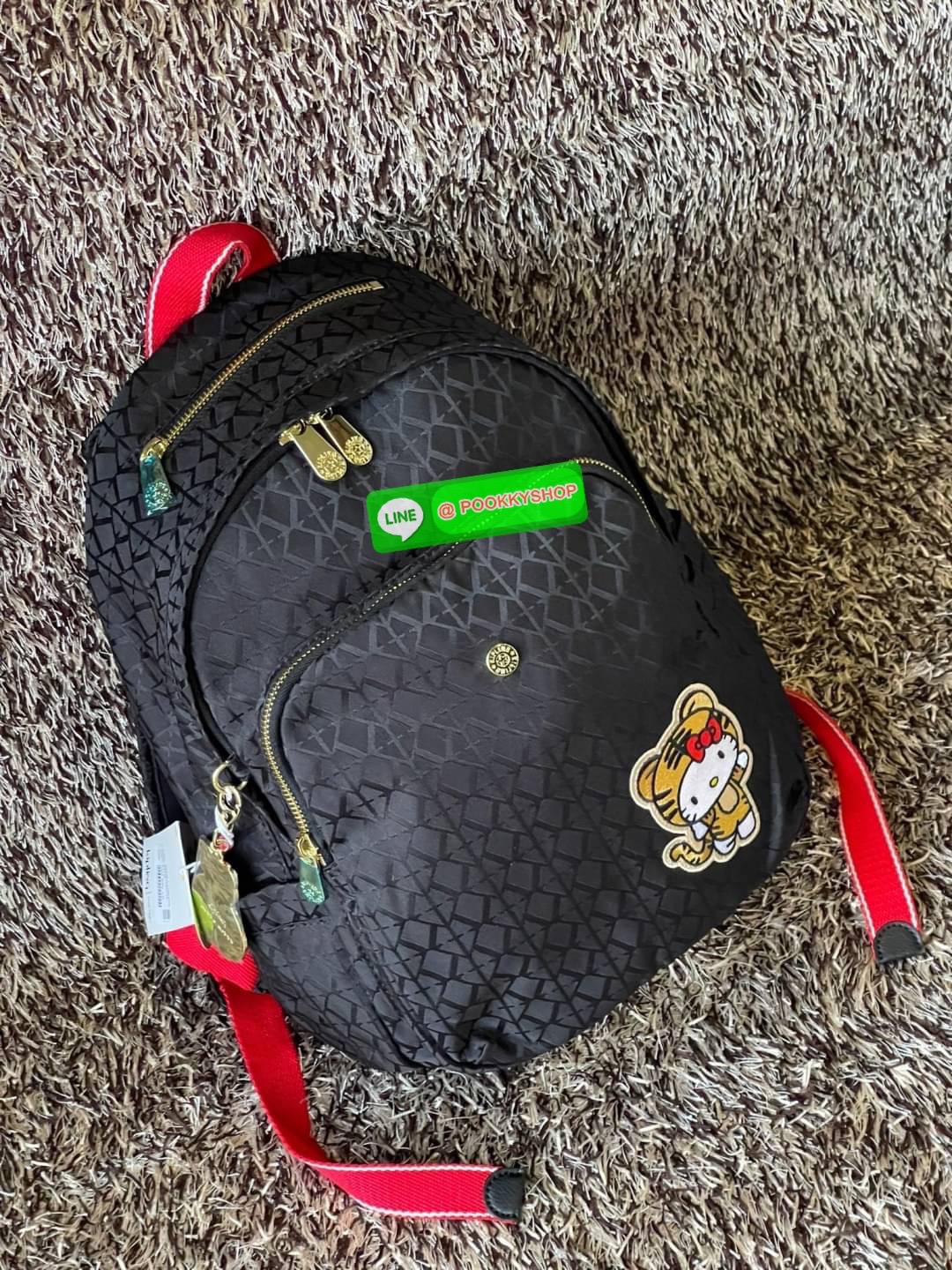 Mini Kipling Delia Mini Hello Kitty Backpack หากคุณกำลังตามหากระเป๋าเป้ที่มีขนาดกำลังดี ดีไซน์สวยเก๋ และโดดเด่นไม่ซ้ำใคร เราขอแนะนำกระเป๋ารุ่นนี้ที่เป็นการคอลแลปส์ระหว่าง 2 แบรนด์ มาพร้อมสีดำที่ทำจากวัสดุคุณภาพดี ทนทาน และป้องกันกระเป๋าเปื้อนง่าย ซึ่งนอกจ