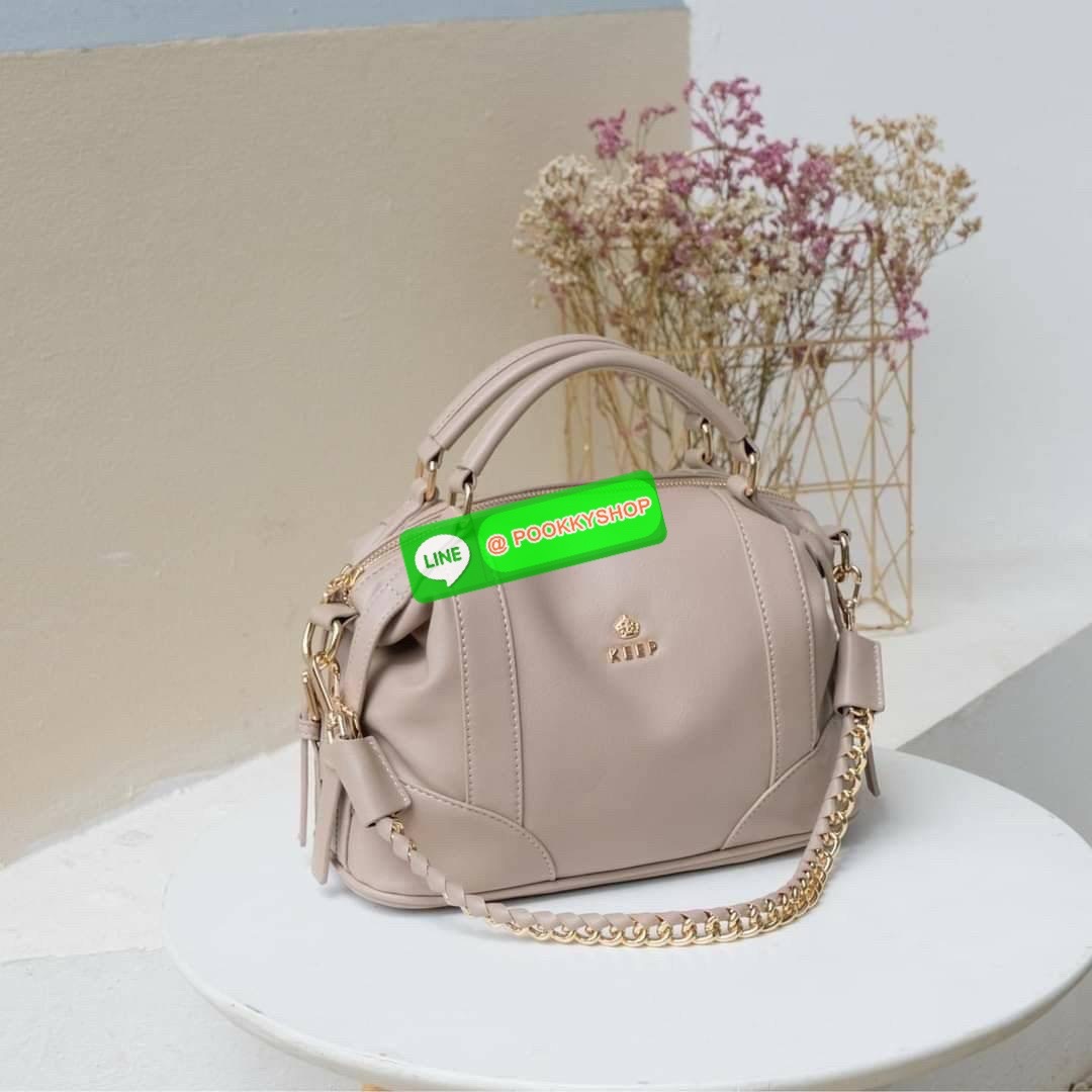 รุ่นขายดีเข้าเพิ่มนะคะ KEEP รุ่น ‘ Ella ‘ bag ทรง Pillow ( ทรงหมอน ) ที่สาวๆ ถามหา กลับมาแล้วค่า พร้อมฟังก์ชันจัดเต็มเหมือนเดิม ใบนี้ size M ใส่ กระเป๋าสตางค์ยาวได้ ใส่ไอแพดได้ ใครต้องการกระเป๋าที่ใช้ได้ทุกวัน ใส่ของครบ แอดมินแนะนำใบนี้เลยค่า สวย คุ้มแน่น