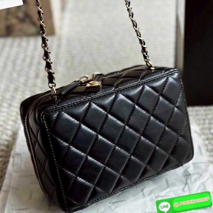 Chanel 24 camera bag Spring 2024 กระเป๋าสะพายทรงกล้อง เก๋มากสุดไอคอนิก ดีไซน์เป็นเอกลักษณ์ ดูแพงเกินเรื่อง มีความโดดเด่นดีไซน์คล้ายเลนส์ด้านหน้าเปิดเป็นกระจกได้ มาพร้อมสายสะพายยาว รูดใช้งานด้วยซิป ภายในโล่งกว้าง ใส่ของสำคัญต่างๆได้ครบ เป็นไอเท็มที่ตอบโจทย