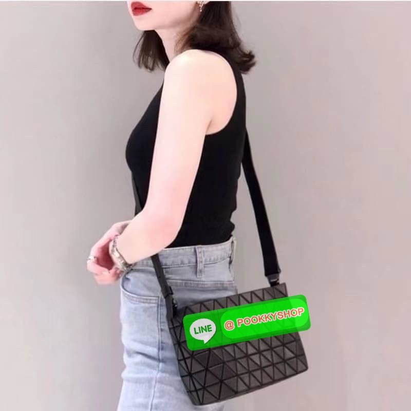 💕 BAO BAO ISSEY MIYAKE Crystal Shoulder Bag งานดีไซน์ที่ดูเรียบง่ายทั้งรูปแบบการใช้งาน มีช่องเปิดปิดแบบซิปเพื่อให้คุณพกพาของมีค่าได้อย่างสบายใจป้องกันสิ่งของตกหล่น ทั้งตัวเพลตสามเหลี่ยมและสายกระเป๋าหนัง สวยแบบคูลๆ ทั้งยังดูแลรักษาง่าย น้ำหนักเบา เ