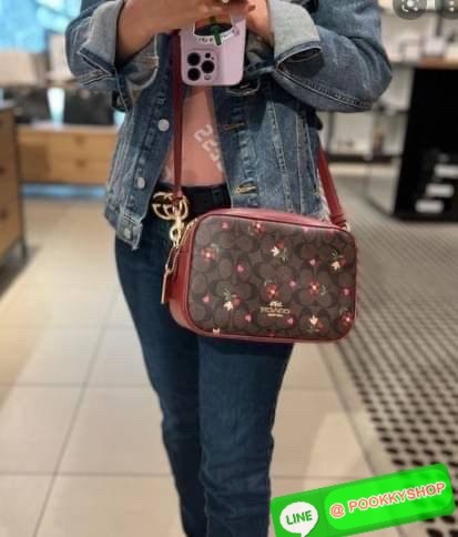 COACH JES CROSSBODY IN SIGNATURE CANVAS WITH HEART PETAL PRINT((C7617)) พร้อมส่งที่ไทยค่ะ! กระเป๋สะพายครอสบอดี้ร์ หนังแท้แคนวาสเคลือบลาย ทั้งใบปริ้นล์ลายดอกไม้หัวใจ สวยหวาน ละมุนหมากๆค่ะ เปิด-ปิดกระเป๋าแบบ2ช่องซิปหลัก ภายในสามารถใส่สัมภาระได้เยอะ ช่องกว้า