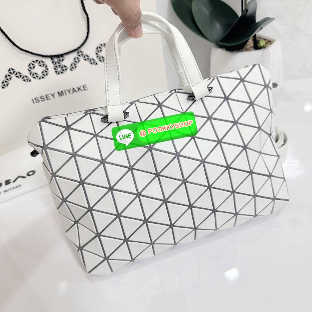 Bao Bao issey Miyake Tonneau Small Matte Bao Bao Issey Miyake รุ่น TONNEAU (ทอนโนะ) กระเป๋าทรง Boston Bag ที่โดดเด่นด้วยลายแพทเทิร์น 3 เหลี่ยมด้านเท่าเรียงต่อกัน ทำให้กระเป๋าใบนี้มีความโดดเด่นทั้งในเรื่องของดีไซน์ที่ทันสมัย และการใช้งานที่ครบทุกฟังก์ชั่น