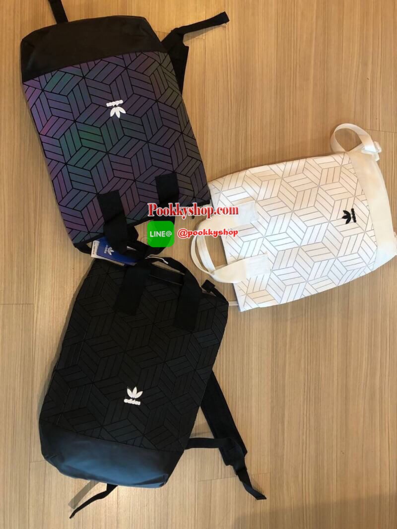 ADIDAS ORIGINAL 3D BACKPACK 2019 ความสปอร์ตซ่อนเท่ ด้วยลวดลาย 3D เก็บหมดทุกเม็ดทั้ง Tablet และ Gadgets การออกแบบกระเป๋าเป็นเหมือนถุงทรงสูง ปากกระเป๋าเปิดปิดด้วยซิปสะดวกใช้ ด้านล่างเป็น polyurethane กันน้ำ หูจับด้วยบนจะถือเป็น totebag ก็ดูดี ด้านหลังเป็นสา