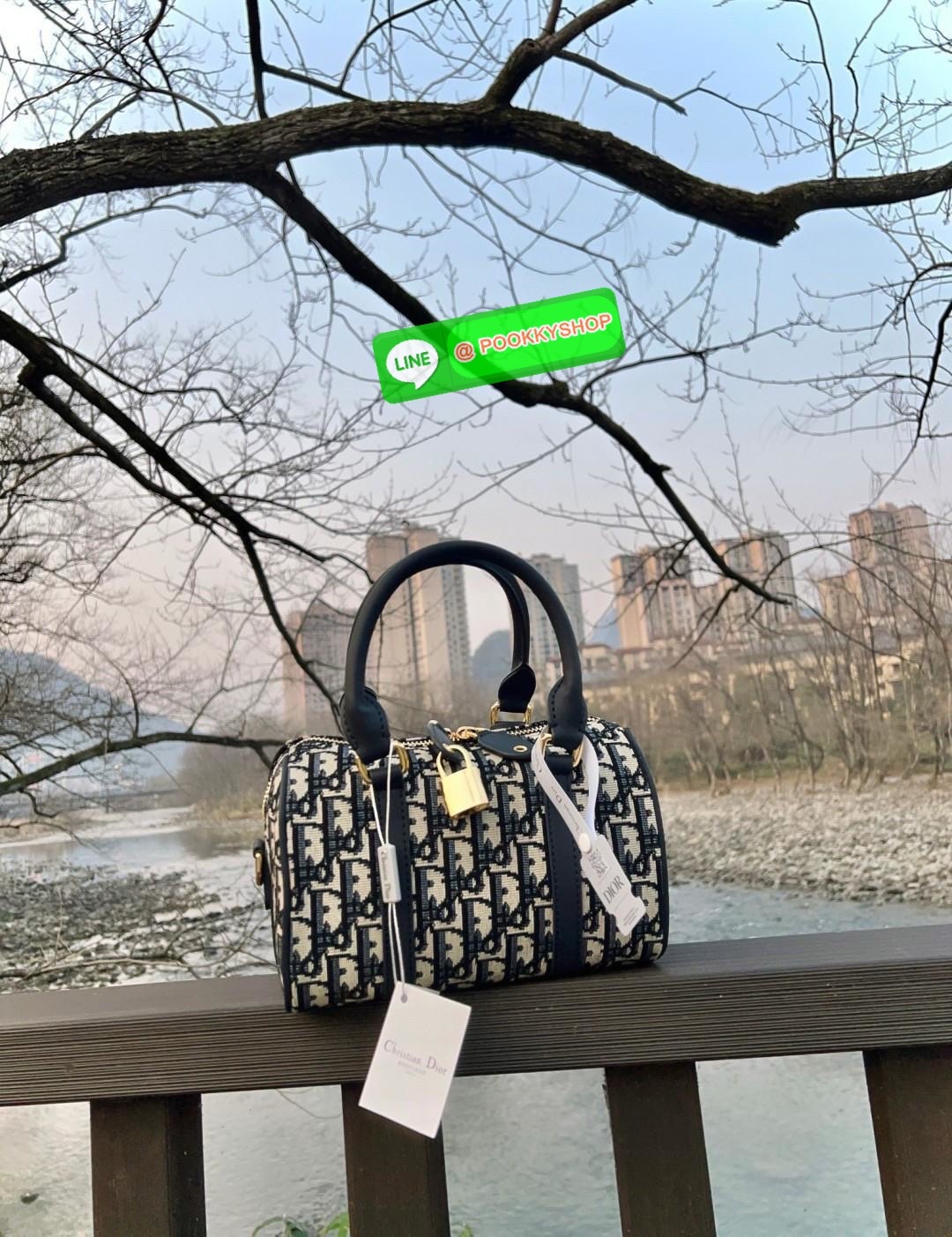 ต้องบอกว่าใบจริงสวยมากๆกับรุ่นนี้ ไม่ผิดหวังแน่นอน DIOR GROOVE BAG 2025 🔖มีไม่มากแล้วน๊าา หมดแล้วหมดเลย ใบกลาง สวยตามๆเซเลปในไทยและ ตปท.กันเลยค่ะ กับกระเป๋าจากDior วัสดุJacquard ทอลายแบรนด์ตัดขอบด้วยหนังแท้เนื้อแมทสุดคลาสสิค