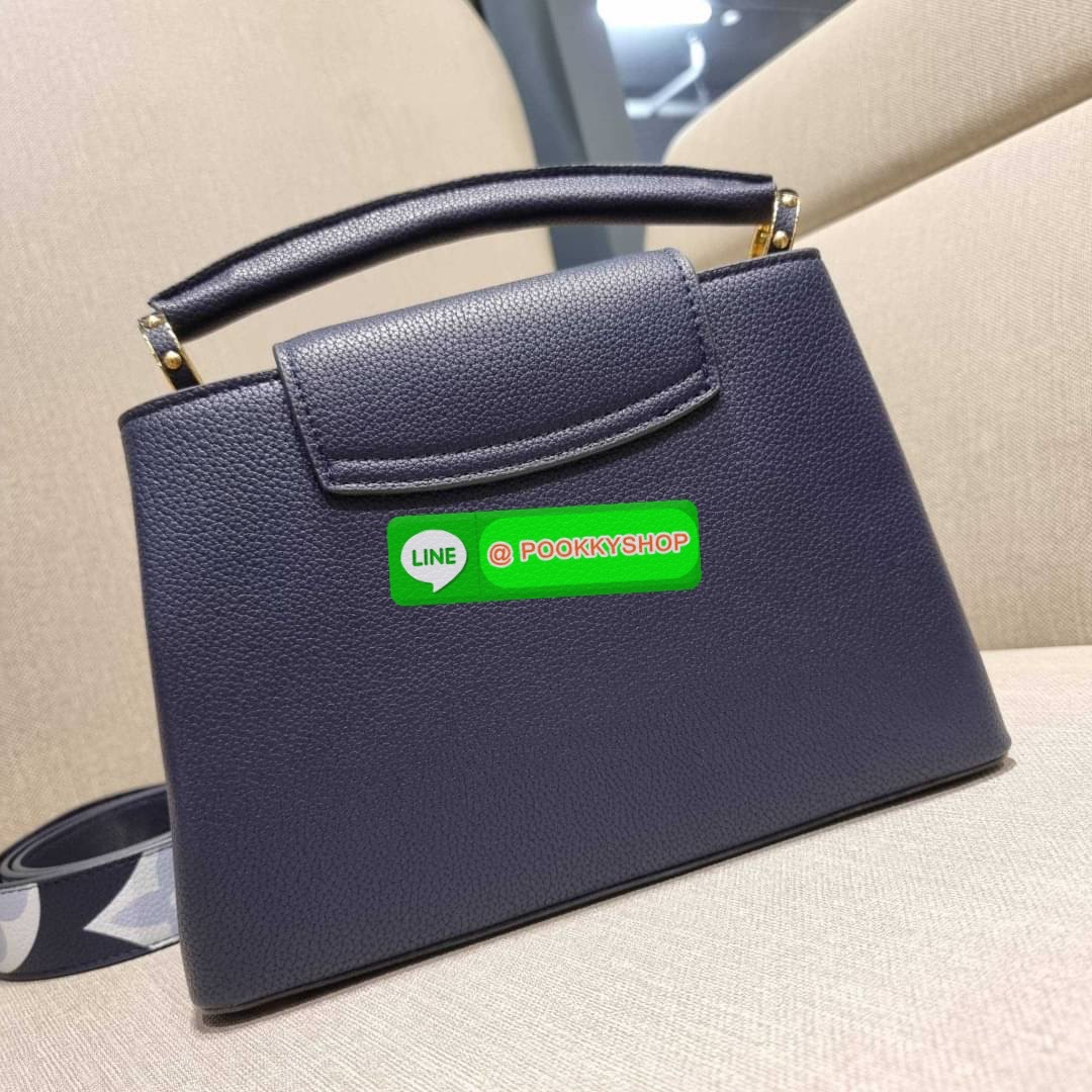 NEW IN!! LV capucines top handle วีไอพีพรีเมี่ยมกิ๊ฟจากเคาน์เตอร์ ที่สุดของความสวยในราคาเบาๆ กระเป๋าถือสุดหรู ดีไซน์ทรงคลาสสิค พร้อมลวดลายหรูหรา มาพร้อมหูจับในตัว ด้วยรูปทรงวินเทจและวัสดุหนังลูกวัว สัมผัสดี ขับผิว ทำให้ไอเท็มนี้สะกดทุกสายตาจริงๆ และยังมีล